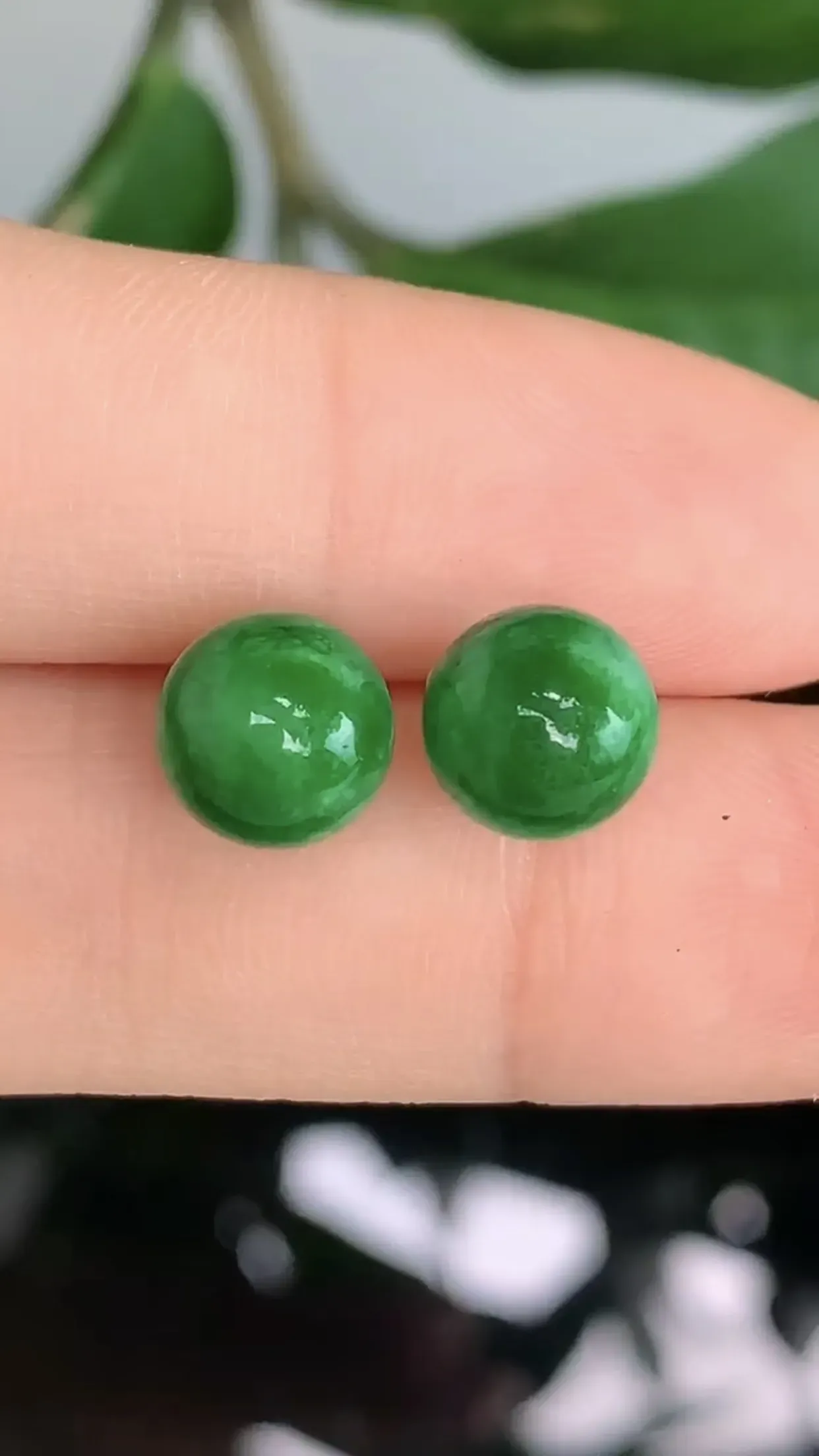 天然A货翡翠18k金冰糯种飘绿圆珠耳钉一对 裸石取一8.2mm