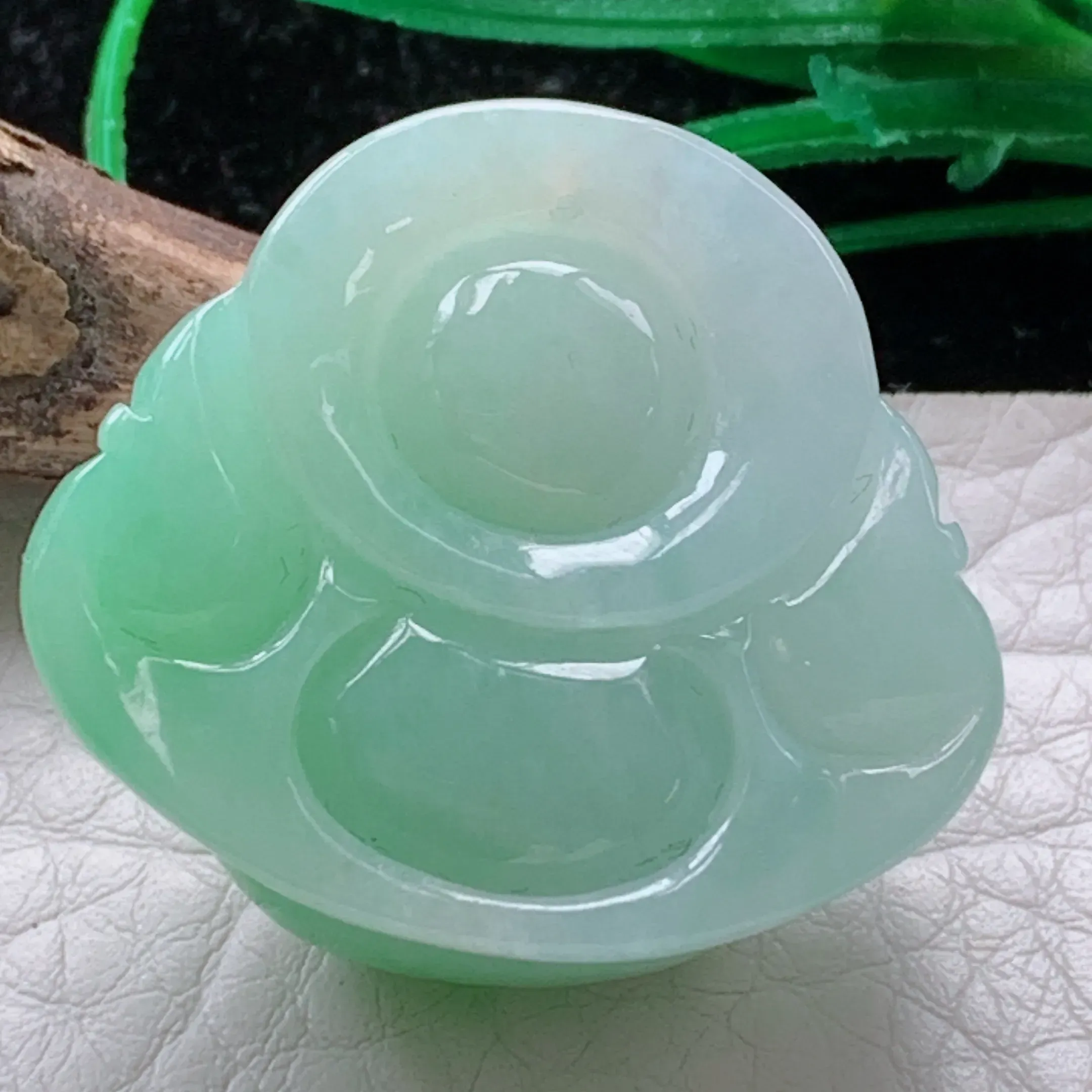 自然光实拍！冰糯淡绿弥勒笑佛吊坠，开心佛公，种老水足  玉质细腻起胶，雕工精湛 形态端庄大方，厚装饱满，佩戴高雅大方！zen 尺寸:27*30.5*12.5mm