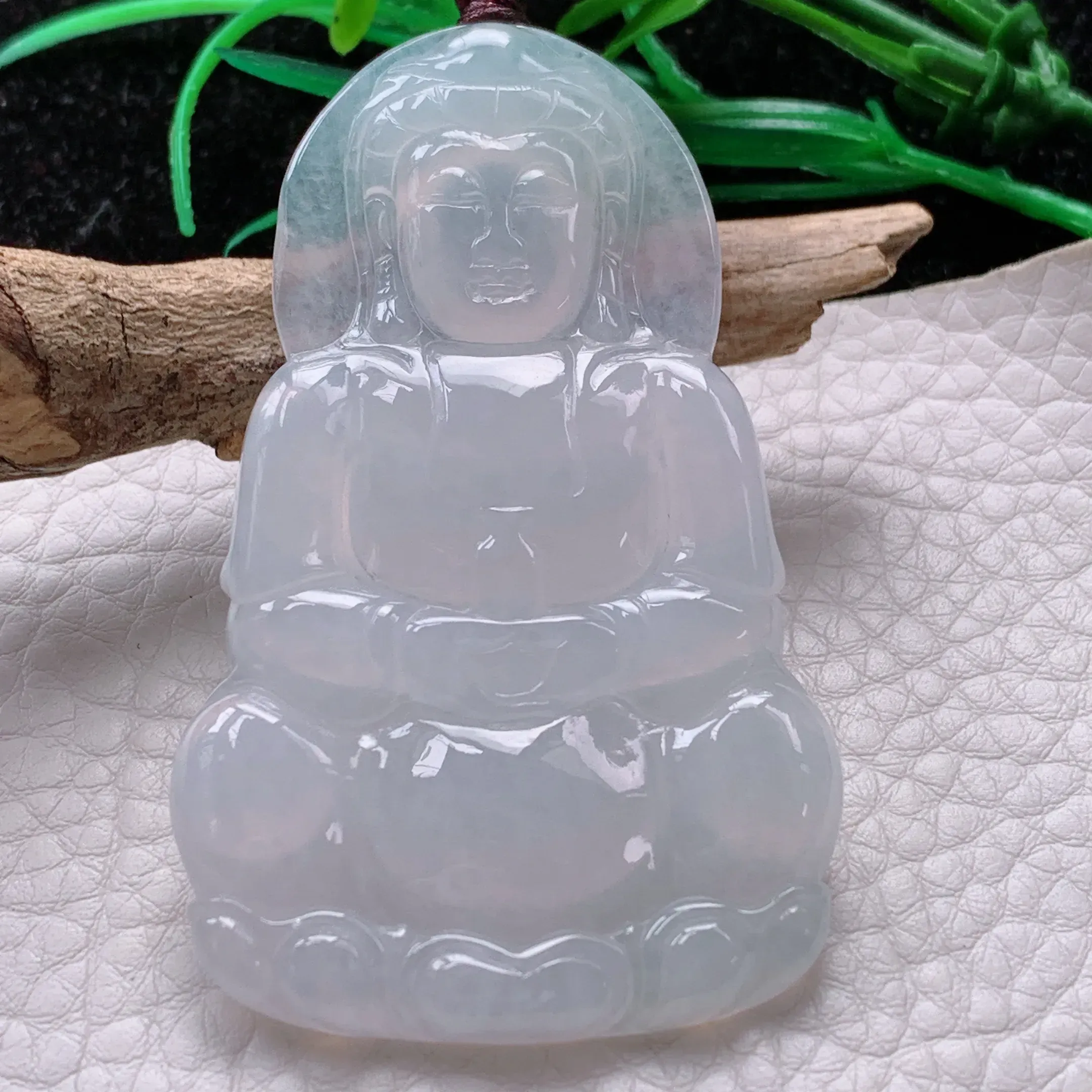自然光实拍！冰糯水润白净大观音吊坠，正装观音，种老水足  玉质细腻 雕工精湛 形态端庄大方，厚装大件，佩戴高雅大方！值得拥有！zen 尺寸:64.5*39.8*5.2mm