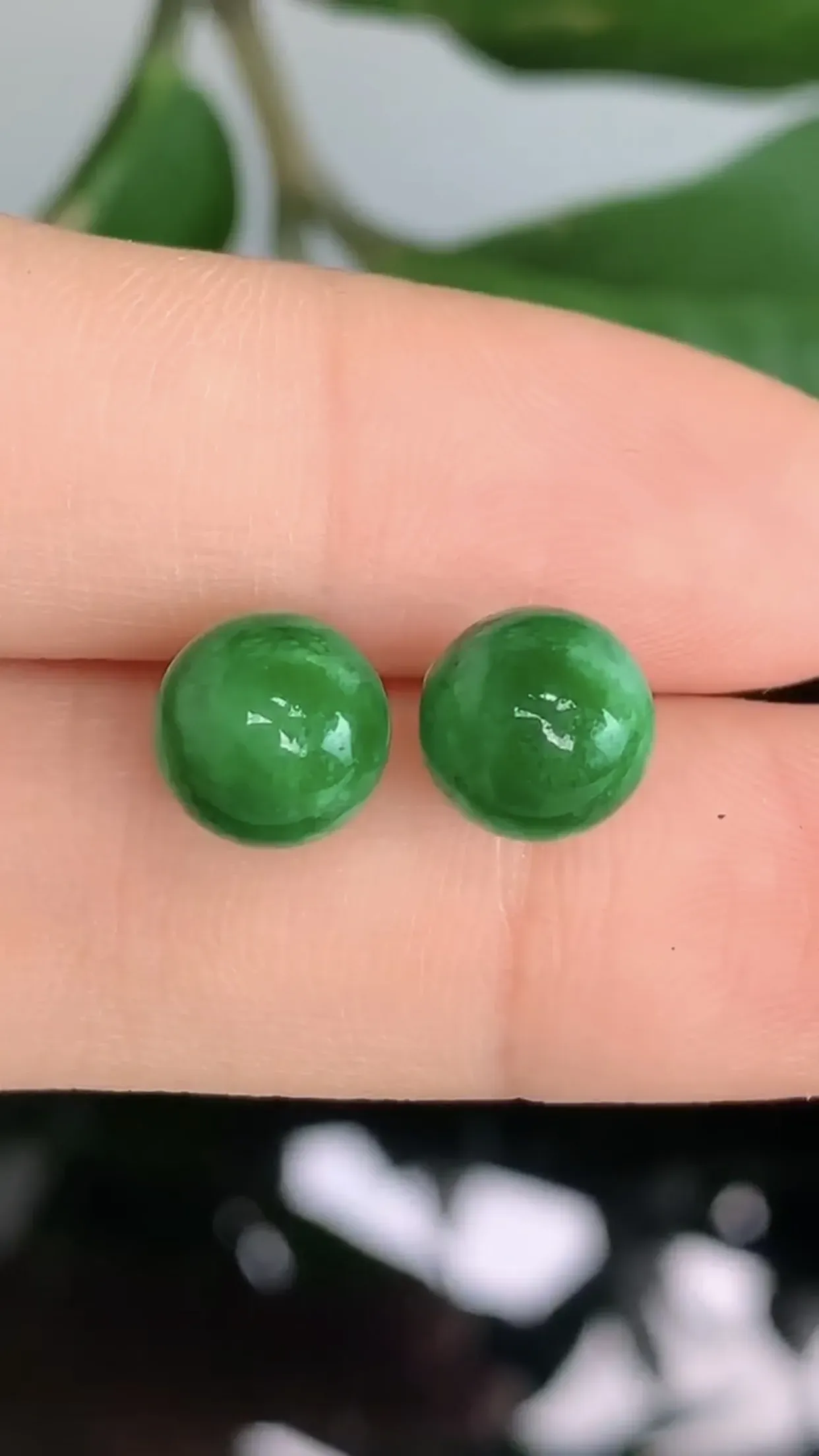 天然A货翡翠18k金冰糯种飘绿圆珠耳钉一对 裸石取一8.2mm