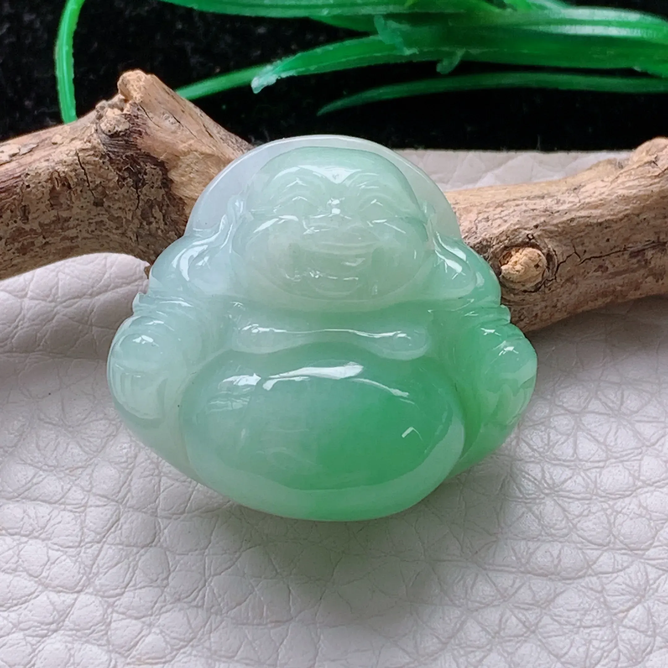 自然光实拍！冰糯淡绿弥勒笑佛吊坠，开心佛公，种老水足  玉质细腻起胶，雕工精湛 形态端庄大方，厚装饱满，佩戴高雅大方！zen 尺寸:27*30.5*12.5mm