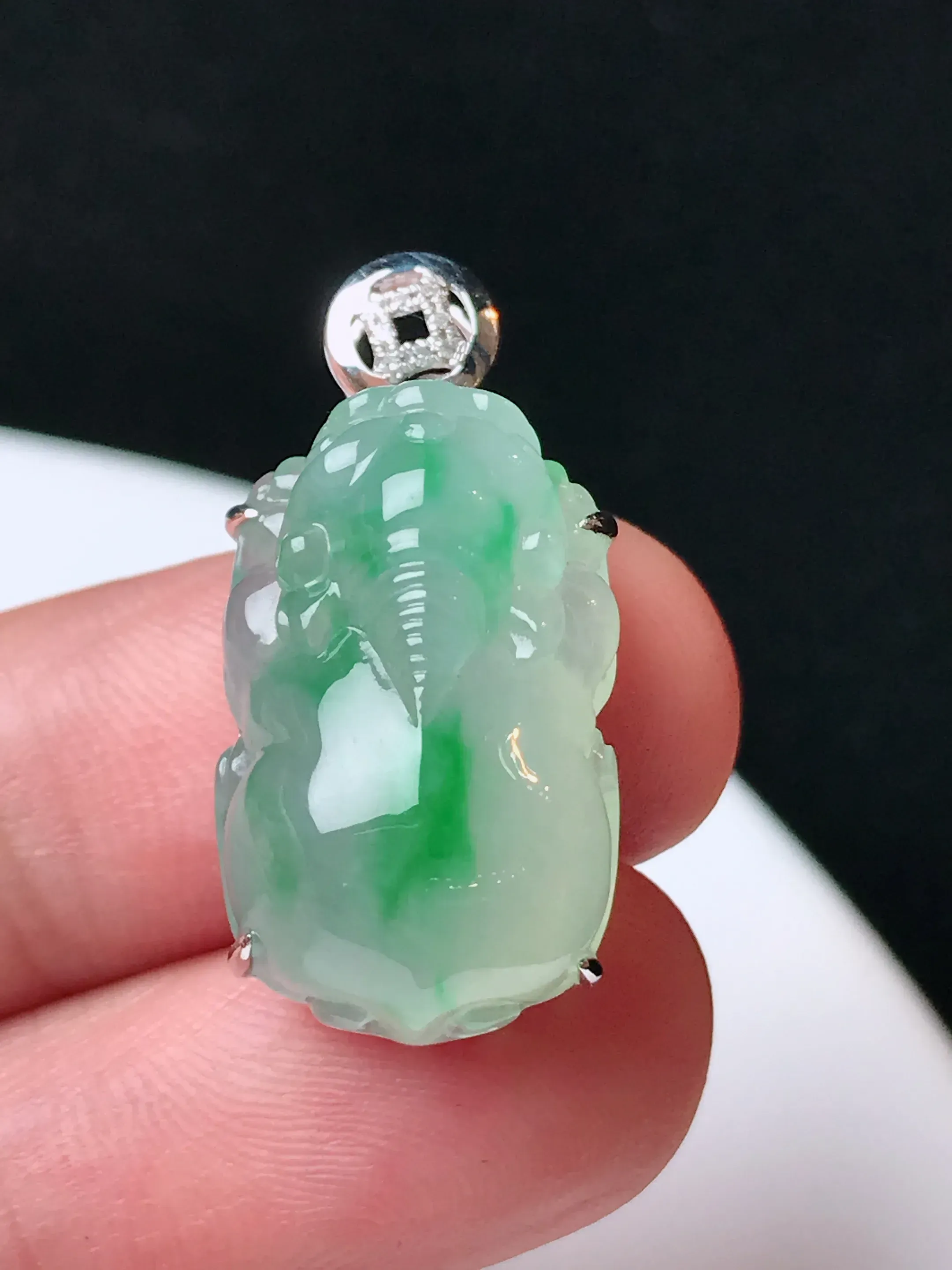 严选推荐貔貅，老坑冰种飘花貔貅吊坠，作品雕工精细，线条流畅，品相佳，佩戴效果出众，尽显气质。种水上乘，晶莹剔透，起强玻璃光泽。高性价比，高收藏价值，值得入手。裸石尺寸约21.4-13.4毫米