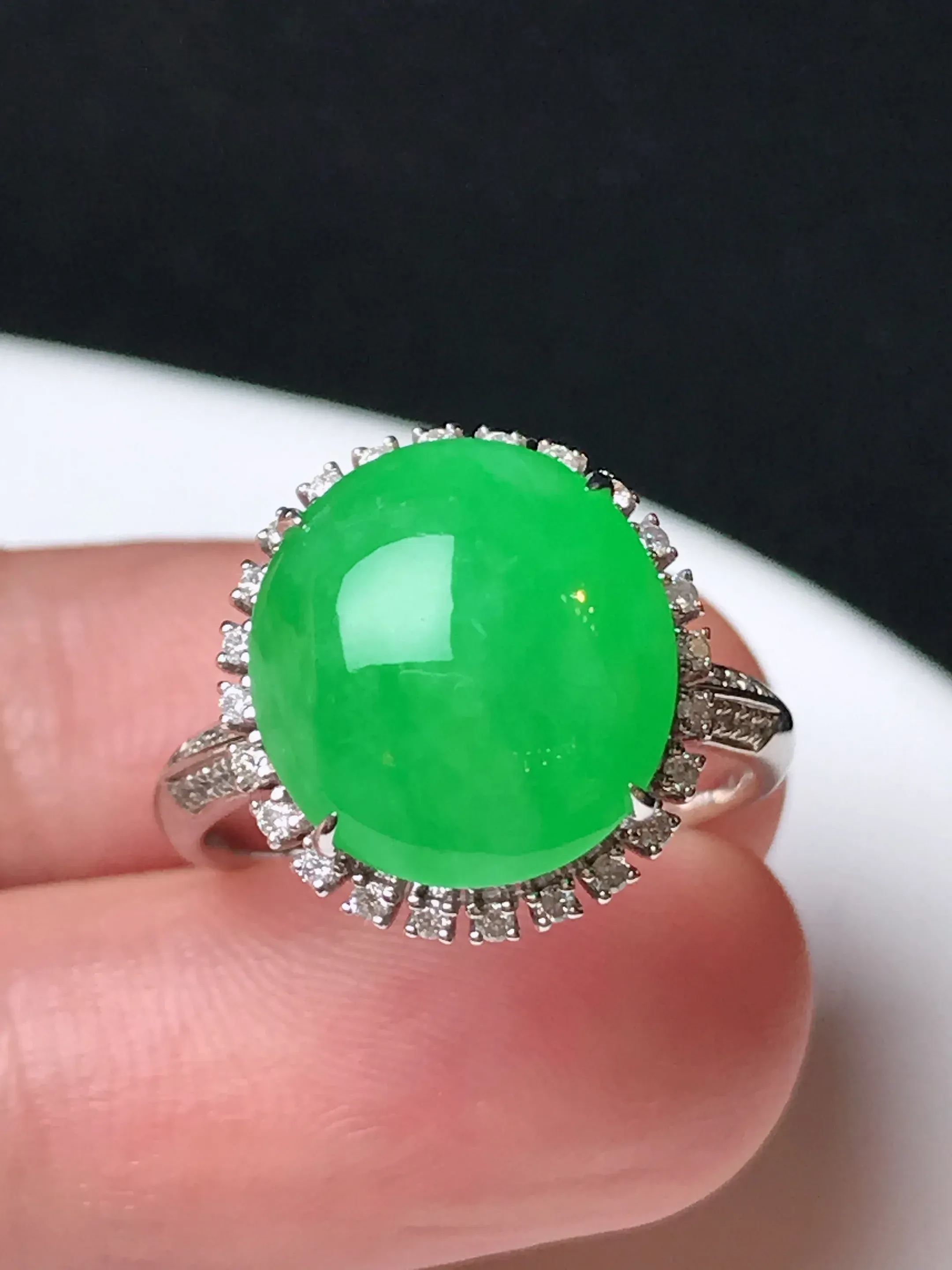 严选推荐戒指，老坑冰糯种满色果绿戒指，18k金钻镶嵌而成，底子细腻，品相佳，佩戴效果出众，尽显