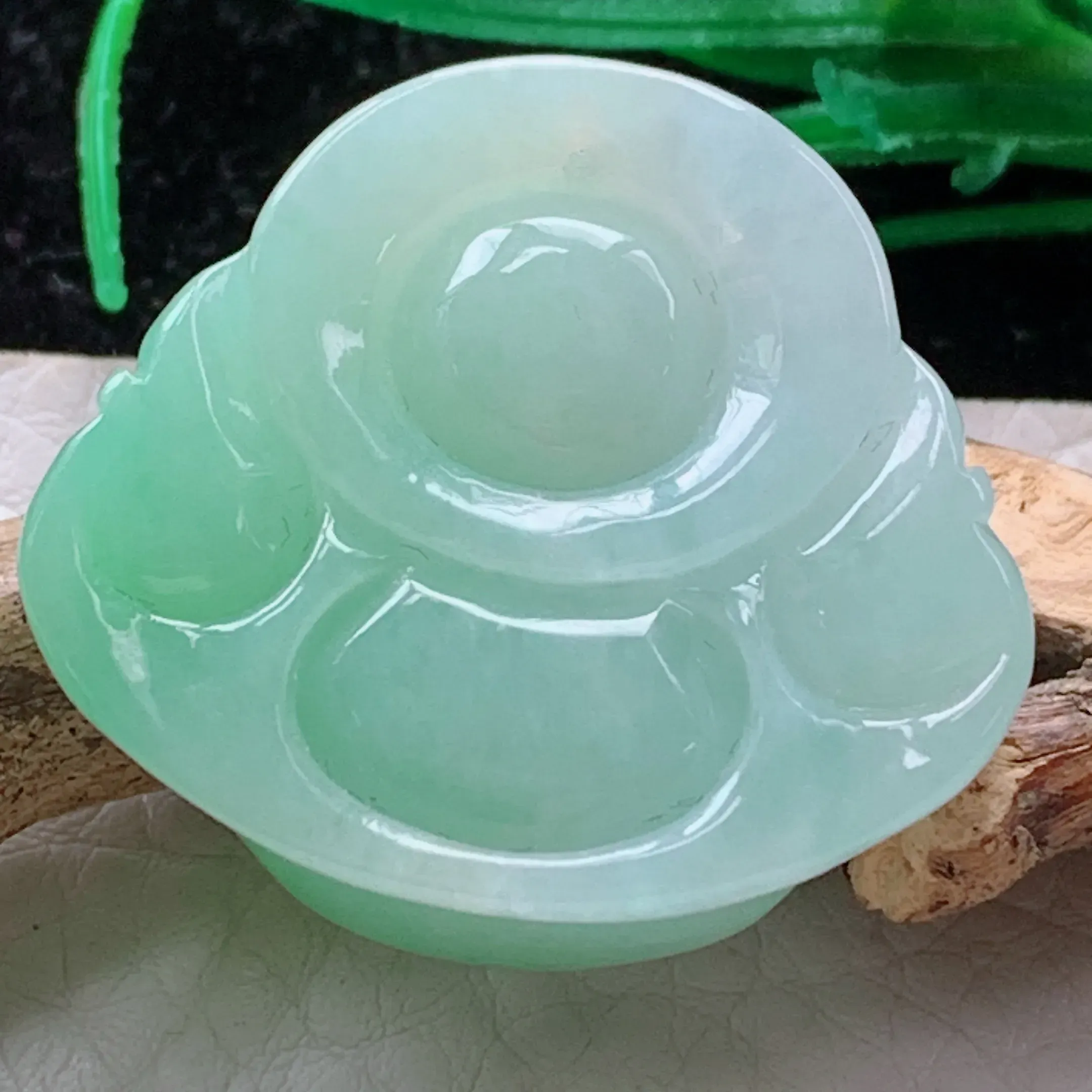 自然光实拍！冰糯淡绿弥勒笑佛吊坠，开心佛公，种老水足  玉质细腻起胶，雕工精湛 形态端庄大方，厚装饱满，佩戴高雅大方！zen 尺寸:27*30.5*12.5mm