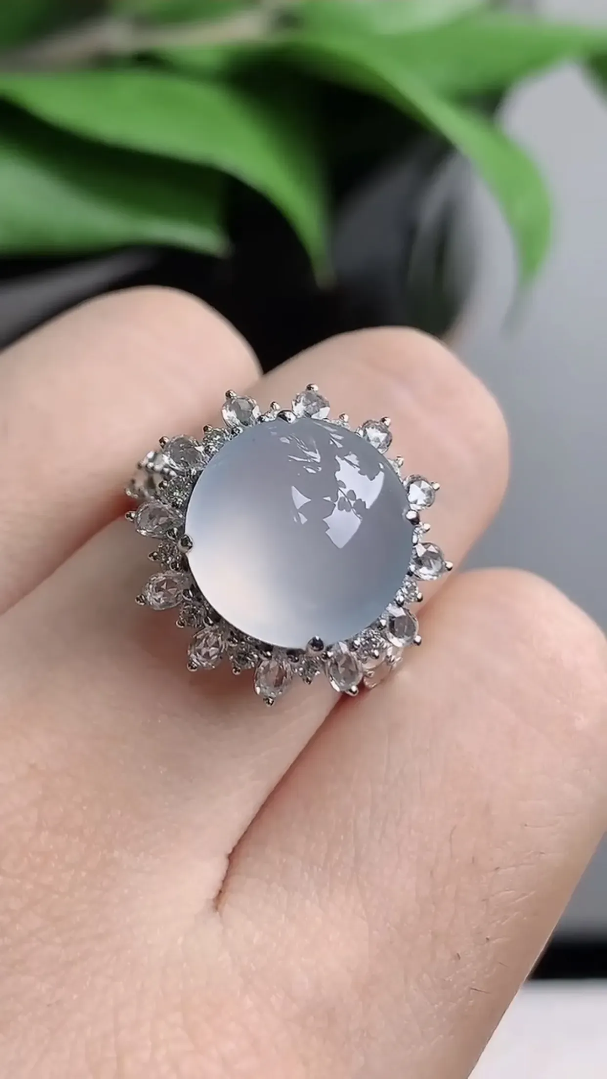 天然A货翡翠老坑冰种18K金伴钻镶嵌白冰蛋面戒指 圈口17.6mm 裸石尺寸12.3mm