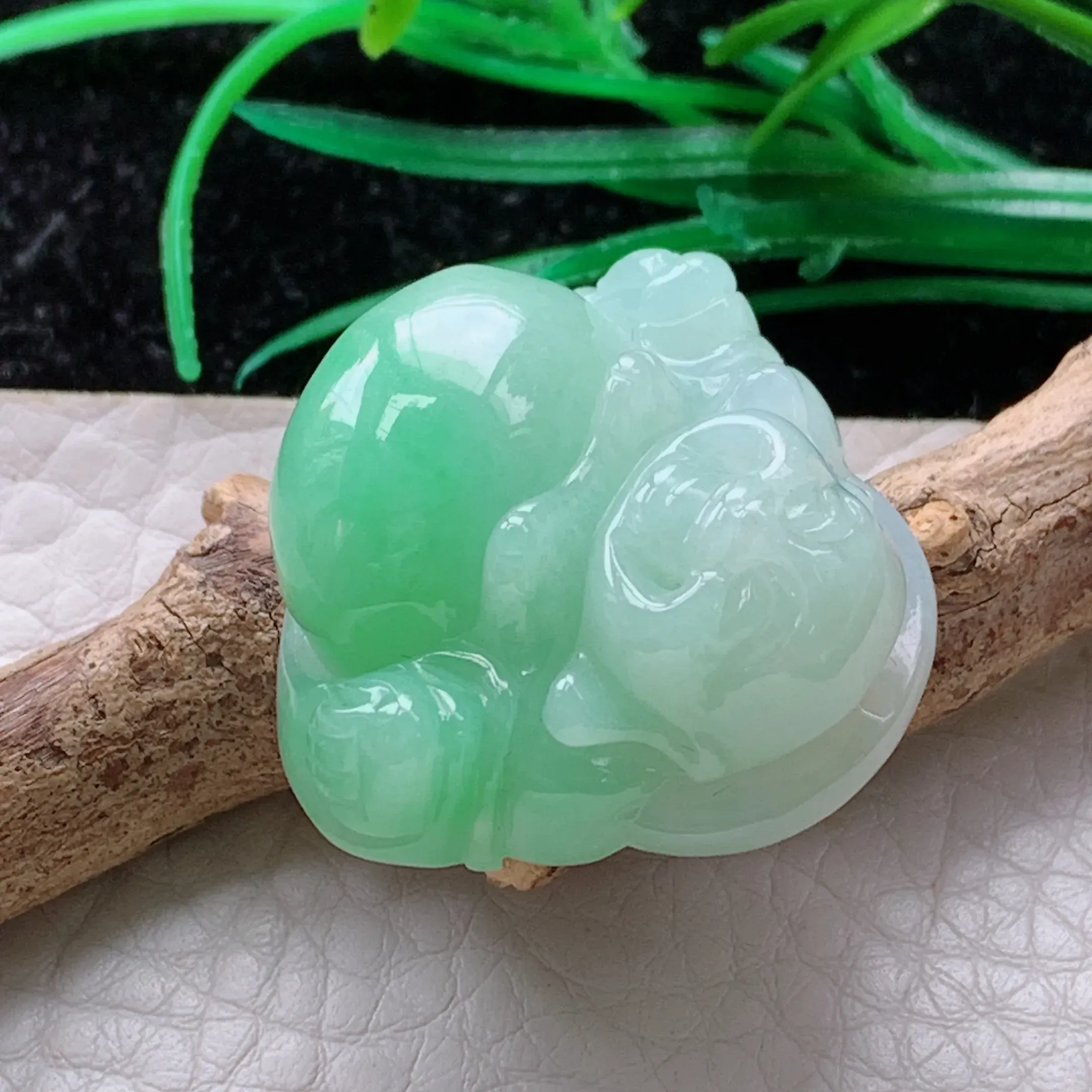 自然光实拍！冰糯淡绿弥勒笑佛吊坠，开心佛公，种老水足  玉质细腻起胶，雕工精湛 形态端庄大方，厚装饱满，佩戴高雅大方！zen 尺寸:27*30.5*12.5mm