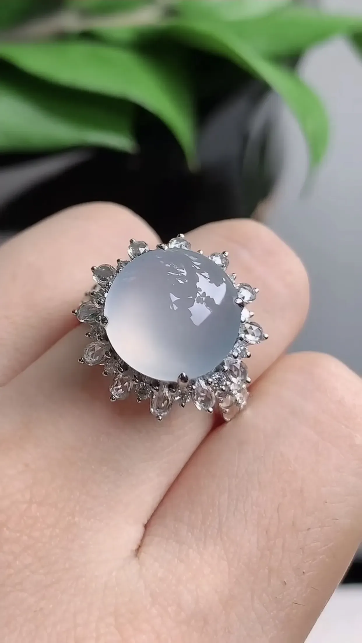 天然A货翡翠老坑冰种18K金伴钻镶嵌白冰蛋面戒指 圈口17.6mm 裸石尺寸12.3mm