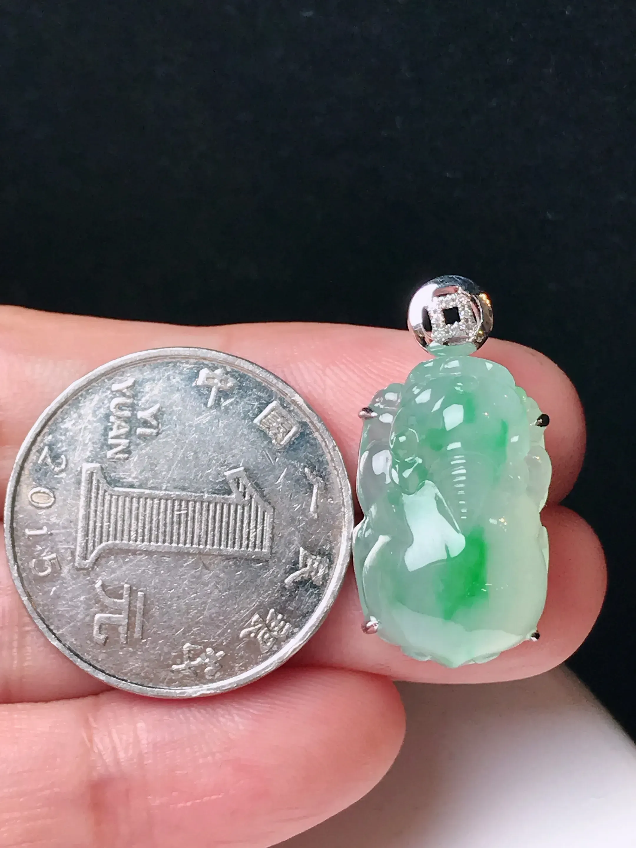 严选推荐貔貅，老坑冰种飘花貔貅吊坠，作品雕工精细，线条流畅，品相佳，佩戴效果出众，尽显气质。种水上乘，晶莹剔透，起强玻璃光泽。高性价比，高收藏价值，值得入手。裸石尺寸约21.4-13.4毫米