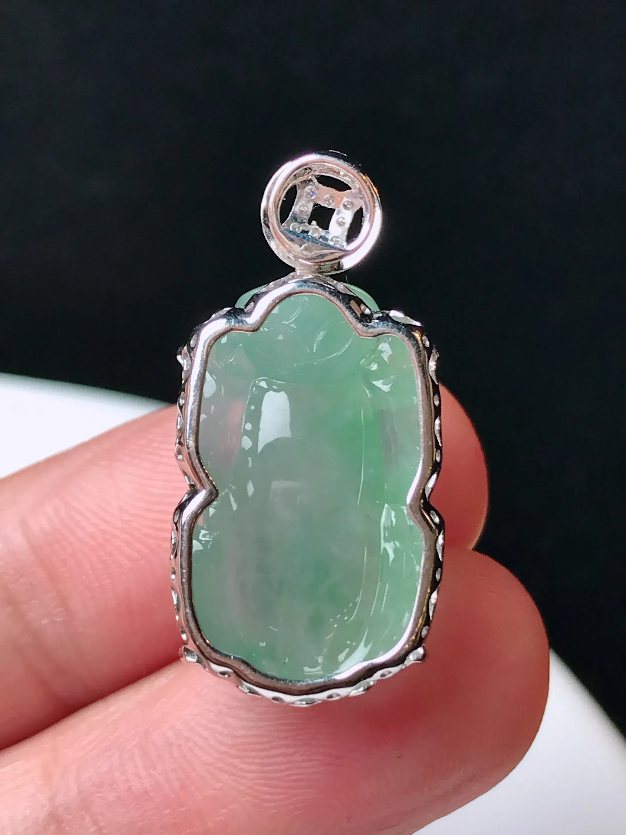 严选推荐貔貅，老坑冰种飘花貔貅吊坠，作品雕工精细，线条流畅，品相佳，佩戴效果出众，尽显气质。种水上乘，晶莹剔透，起强玻璃光泽。高性价比，高收藏价值，值得入手。裸石尺寸约21.4-13.4毫米