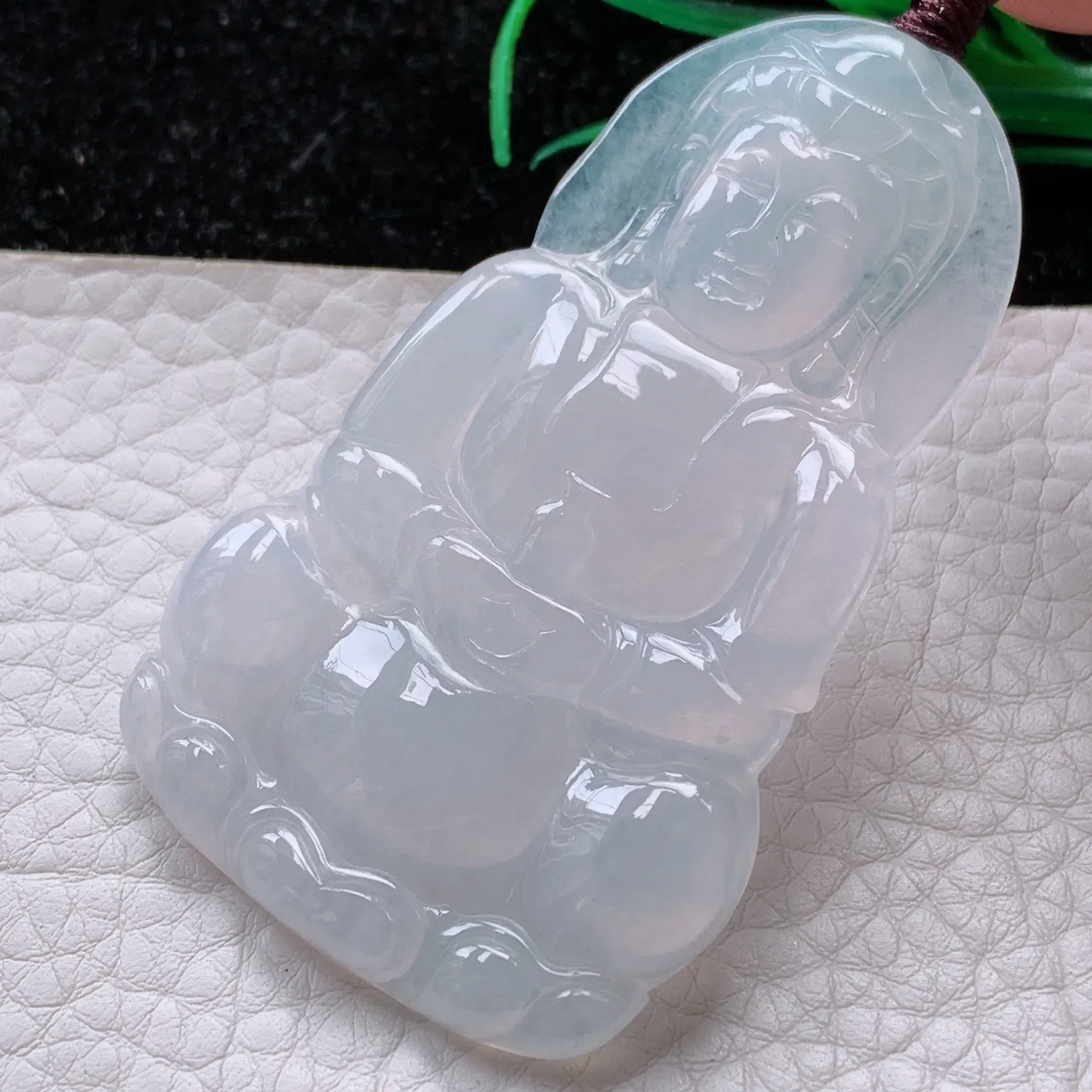 自然光实拍！冰糯水润白净大观音吊坠，正装观音，种老水足  玉质细腻 雕工精湛 形态端庄大方，厚装大件，佩戴高雅大方！值得拥有！zen 尺寸:64.5*39.8*5.2mm