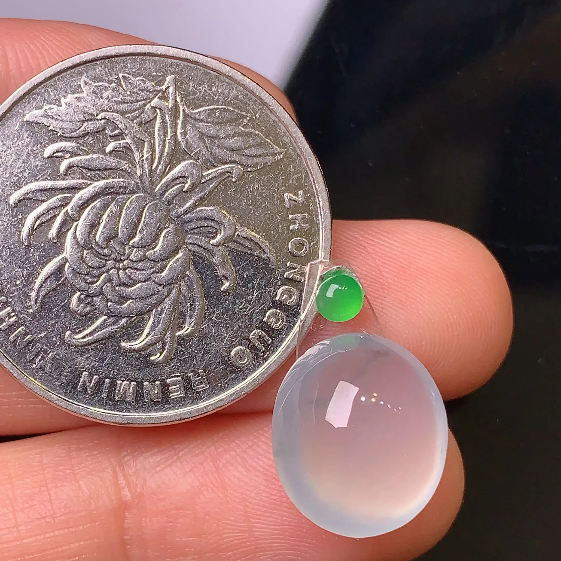 镶嵌款 冰种蛋面 玉质细腻 水润饱满 色泽艳丽亮眼 搭配绿色小蛋面 整体尺寸12.7*11.4*5.8
