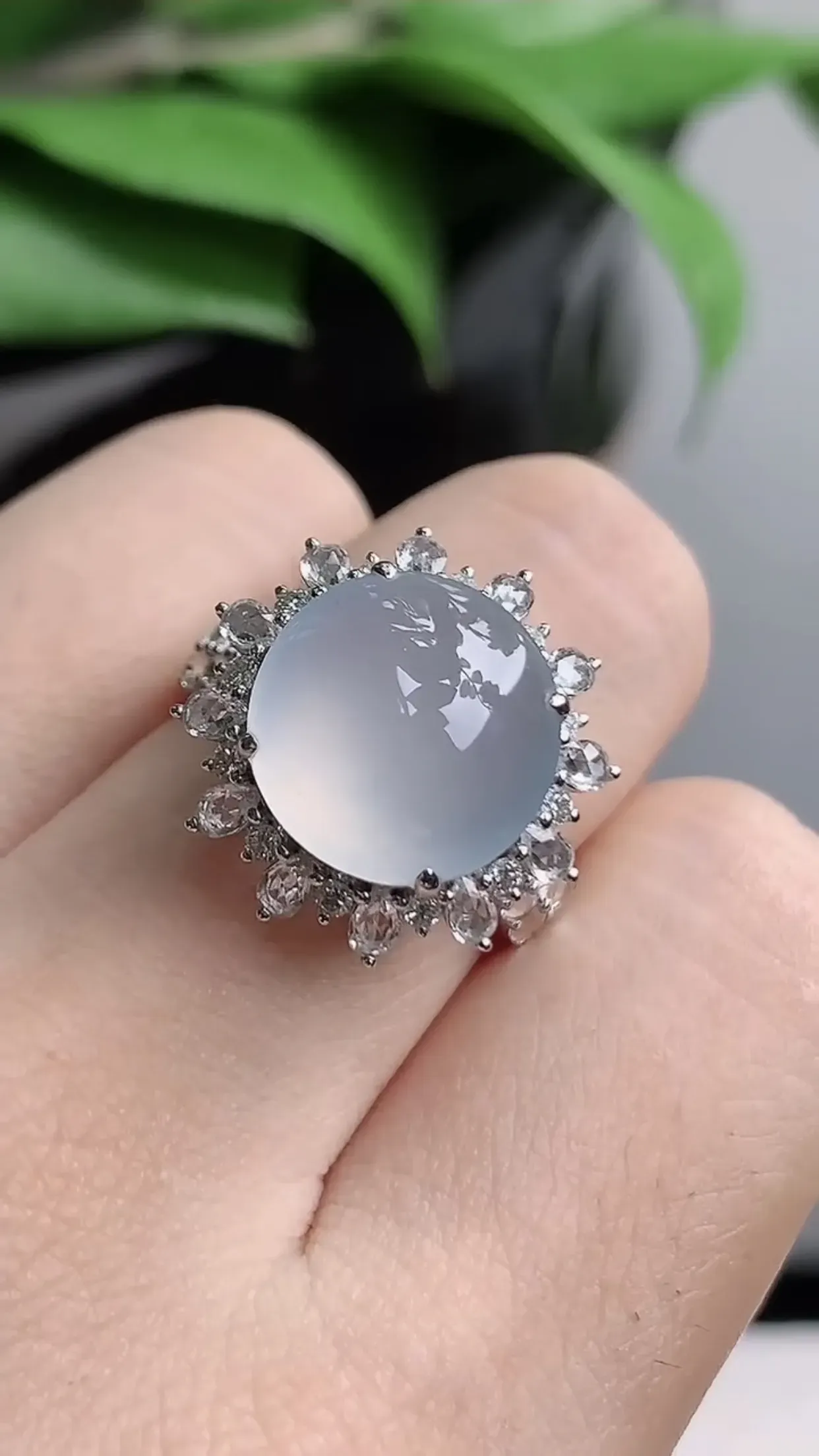 天然A货翡翠老坑冰种18K金伴钻镶嵌白冰蛋面戒指 圈口17.6mm 裸石尺寸12.3mm