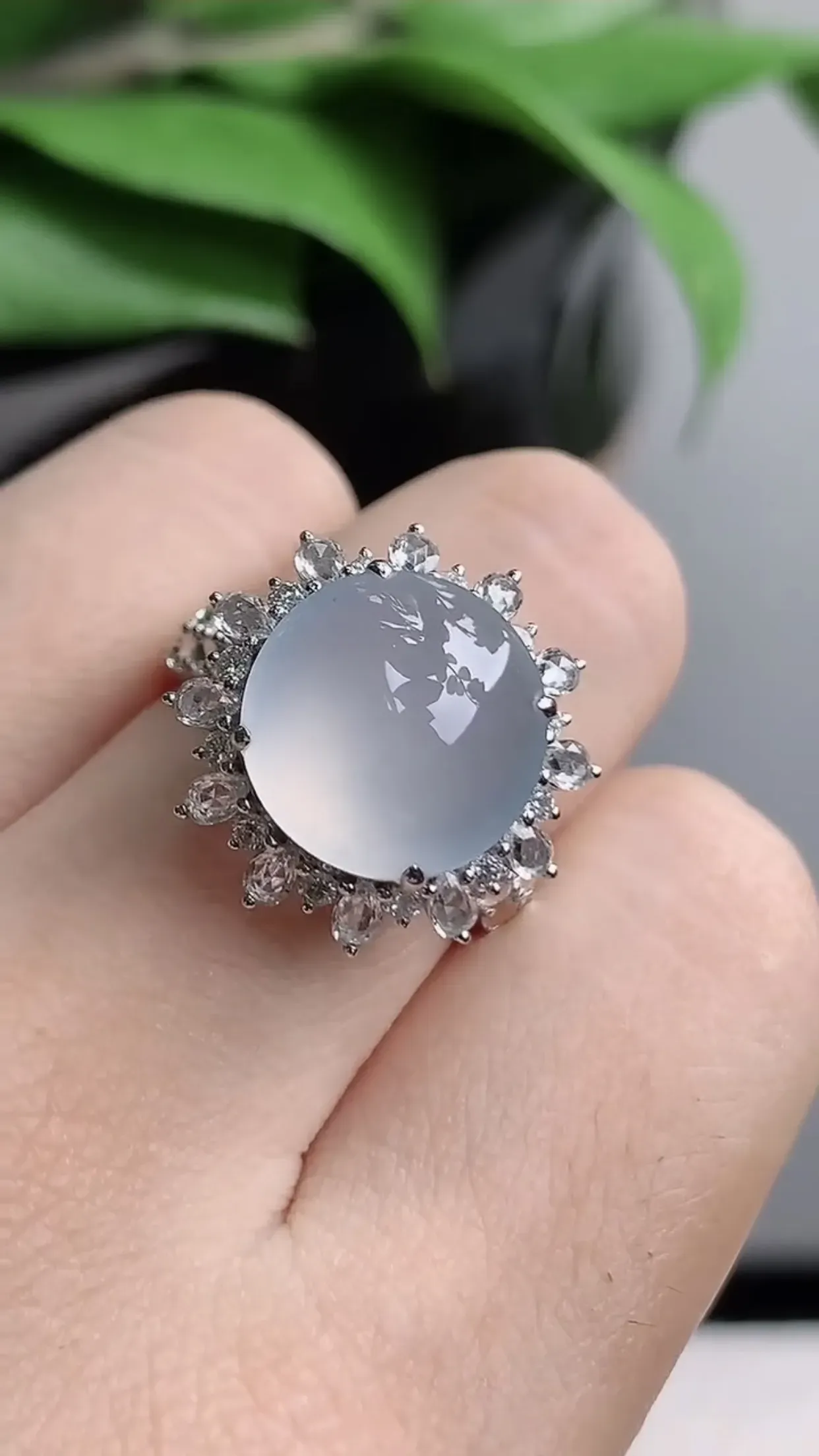 天然A货翡翠老坑冰种18K金伴钻镶嵌白冰蛋面戒指 圈口17.6mm 裸石尺寸12.3mm