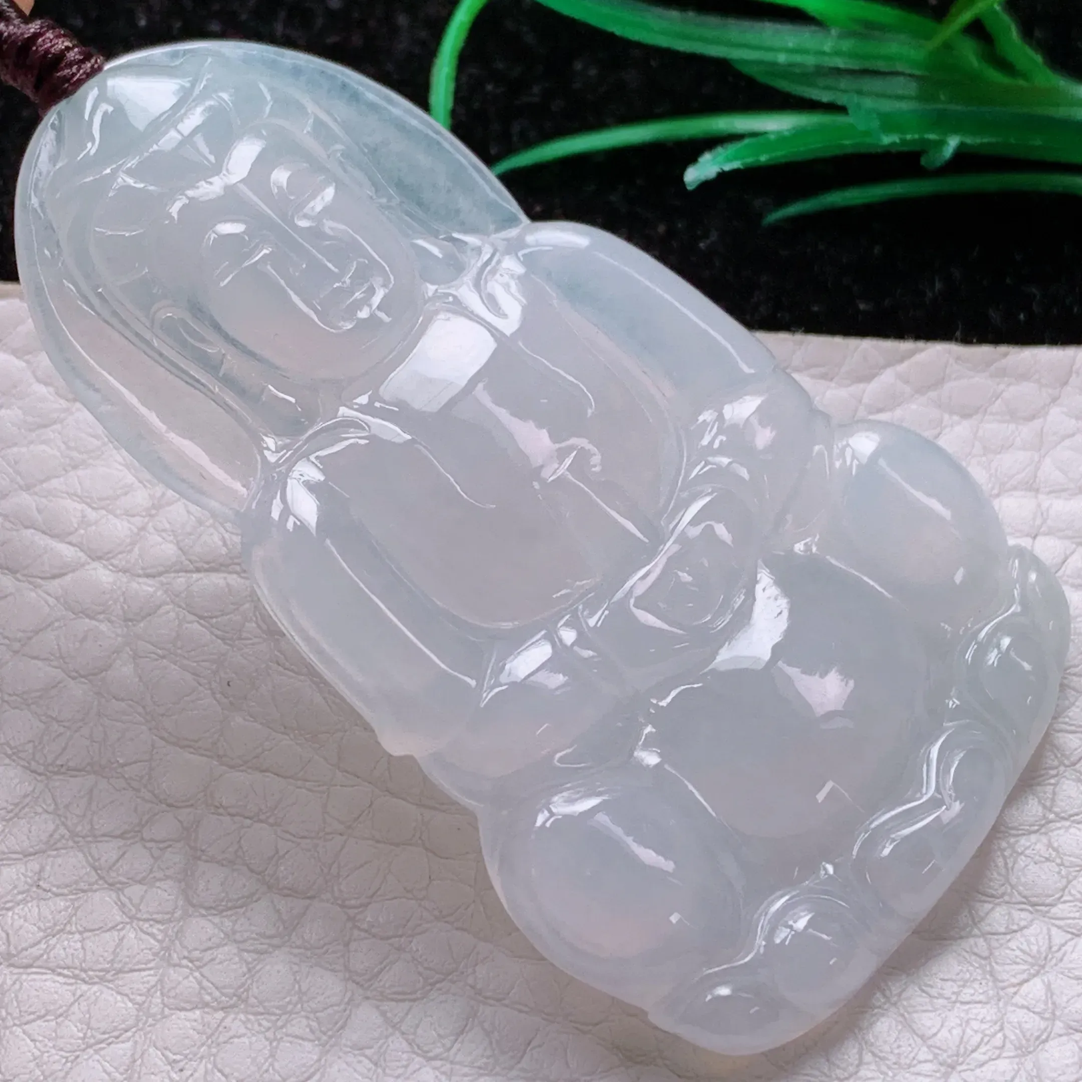 自然光实拍！冰糯水润白净大观音吊坠，正装观音，种老水足  玉质细腻 雕工精湛 形态端庄大方，厚装大件，佩戴高雅大方！值得拥有！zen 尺寸:64.5*39.8*5.2mm