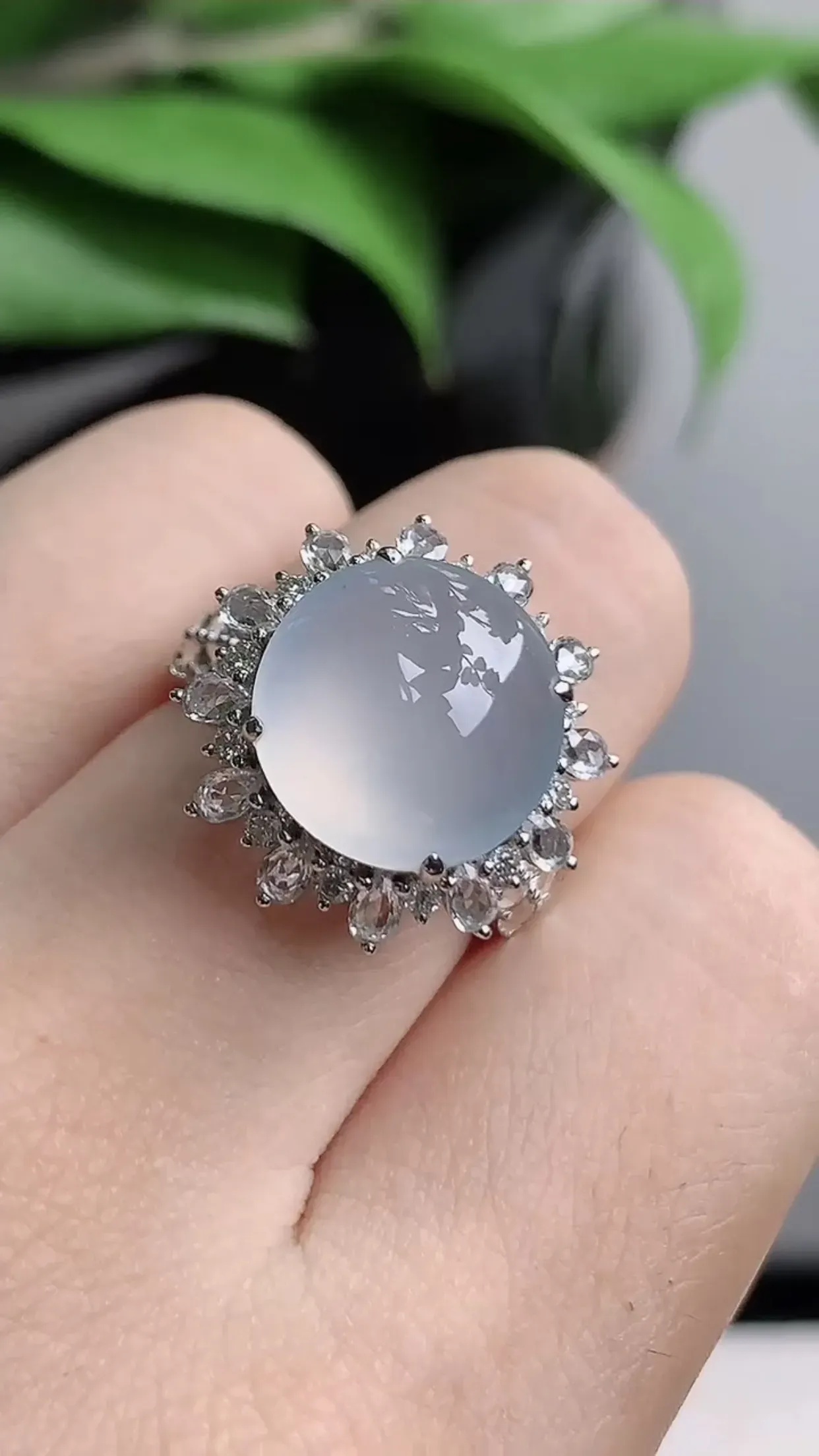 【典藏珍品】天然A货翡翠老坑冰种18K金伴钻镶嵌白冰蛋面戒指 圈口17.6mm 裸石尺寸12.3mm