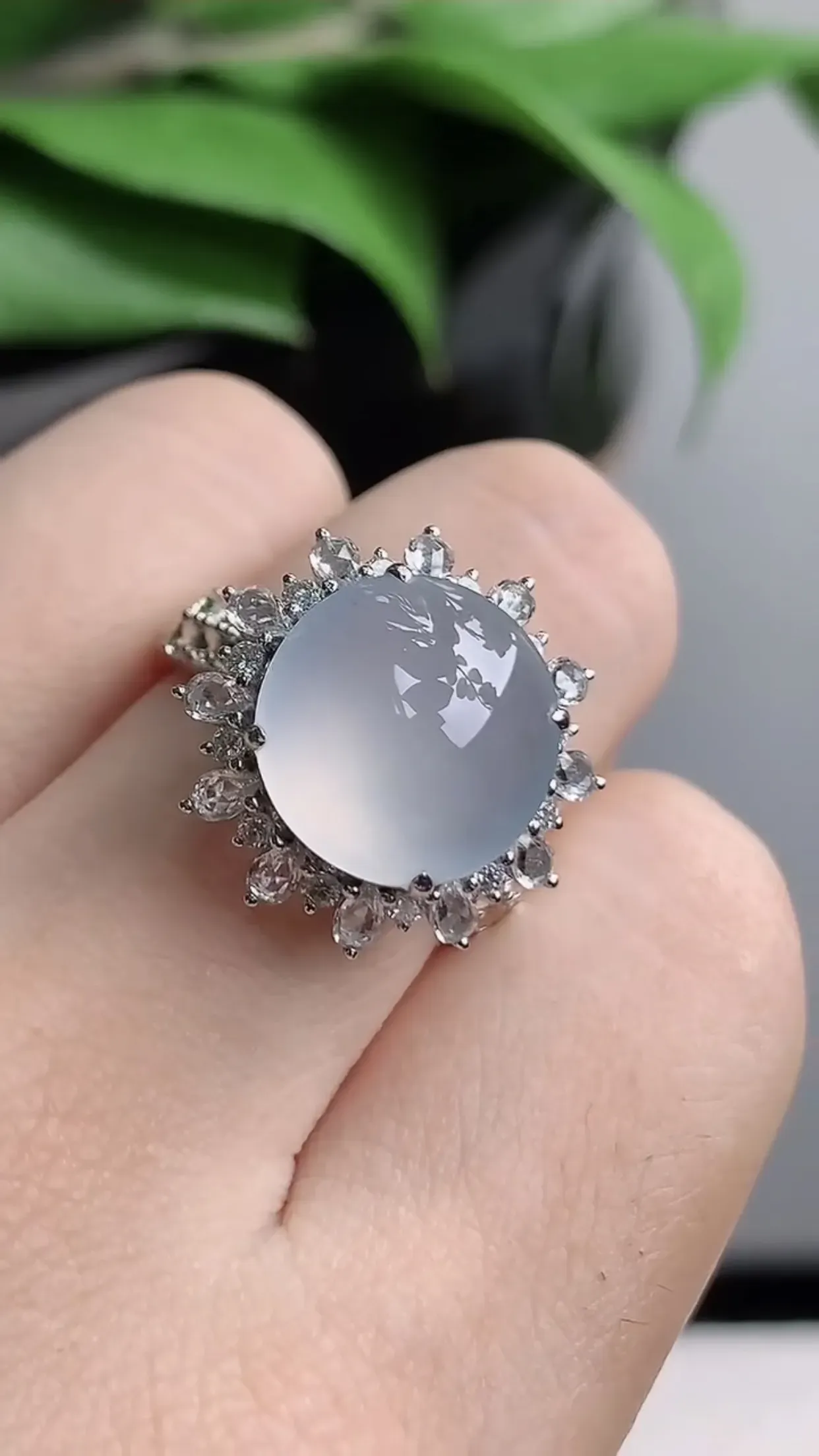 天然A货翡翠老坑冰种18K金伴钻镶嵌白冰蛋面戒指 圈口17.6mm 裸石尺寸12.3mm