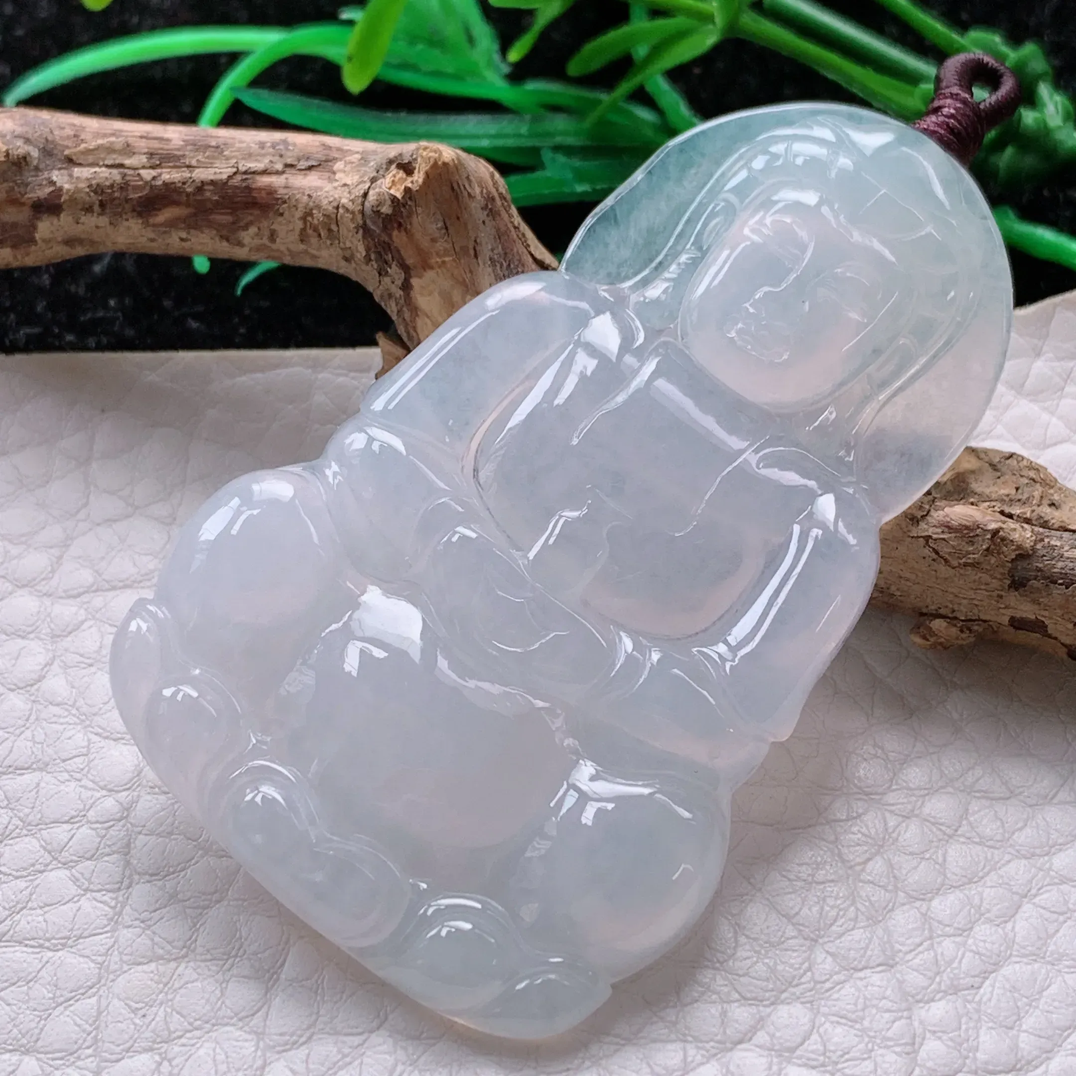 自然光实拍！冰糯水润白净大观音吊坠，正装观音，种老水足  玉质细腻 雕工精湛 形态端庄大方，厚装大件，佩戴高雅大方！值得拥有！zen 尺寸:64.5*39.8*5.2mm
