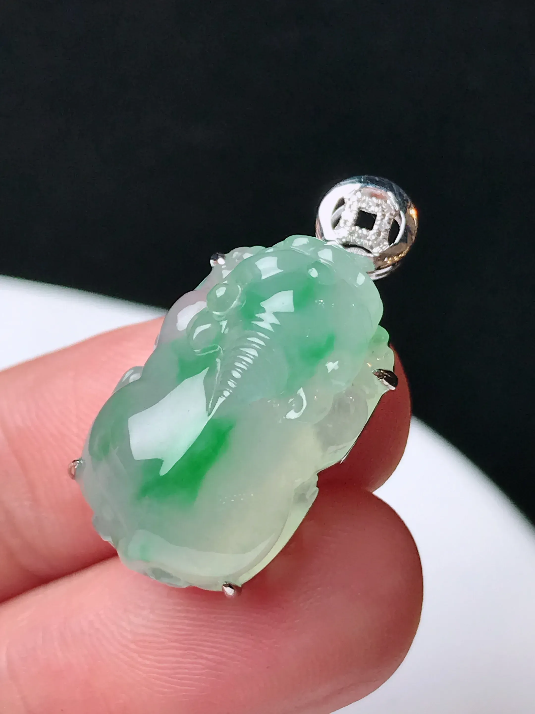 严选推荐貔貅，老坑冰种飘花貔貅吊坠，作品雕工精细，线条流畅，品相佳，佩戴效果出众，尽显气质。种水上乘，晶莹剔透，起强玻璃光泽。高性价比，高收藏价值，值得入手。裸石尺寸约21.4-13.4毫米