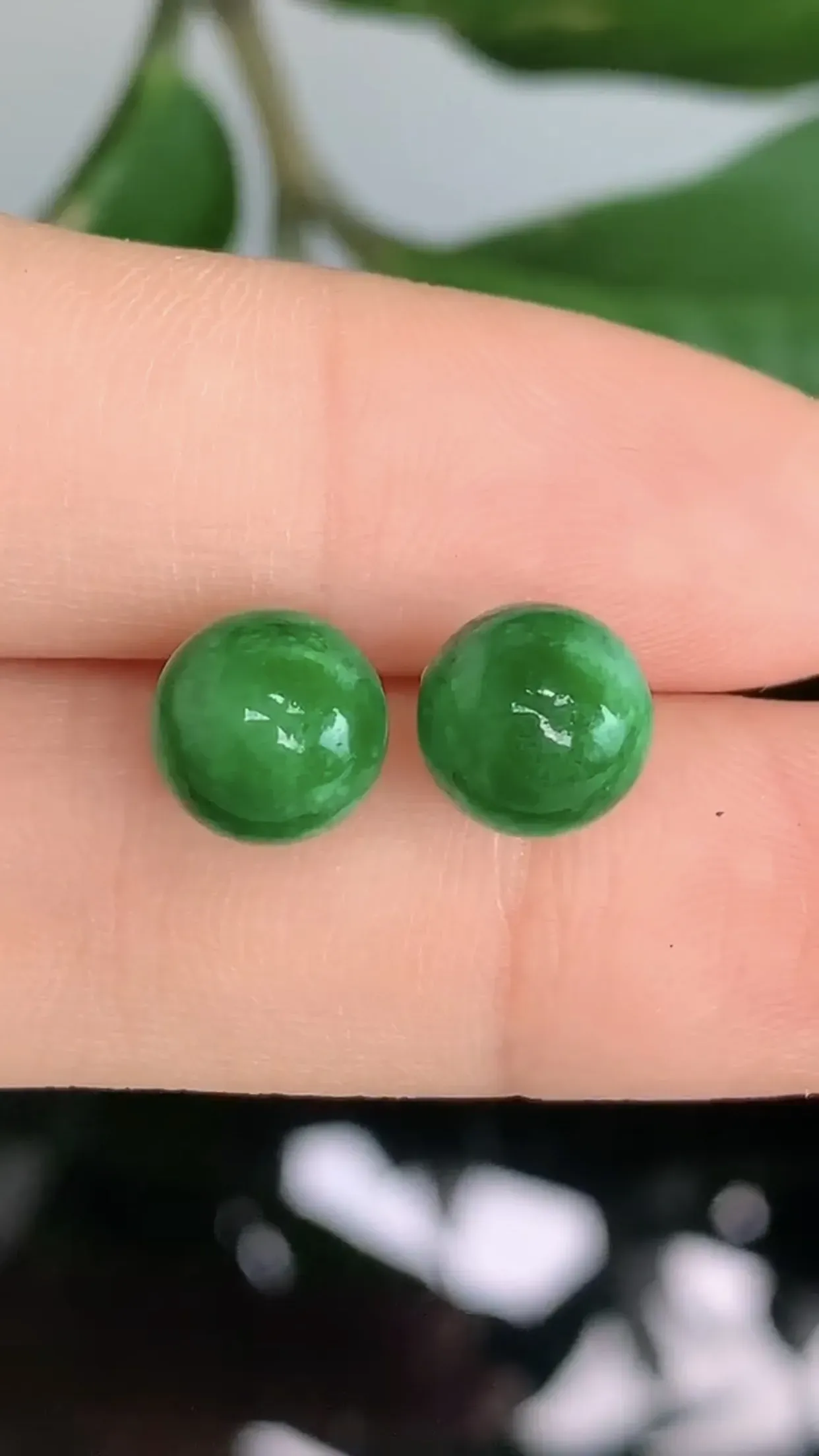天然A货翡翠18k金冰糯种飘绿圆珠耳钉一对 裸石取一8.2mm