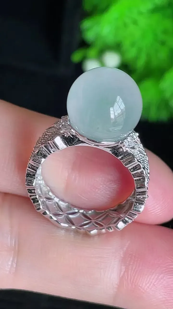 18k镶冰种转运珠戒指
尺寸裸石12mm，圈口15，i21k（纯自然光实拍）