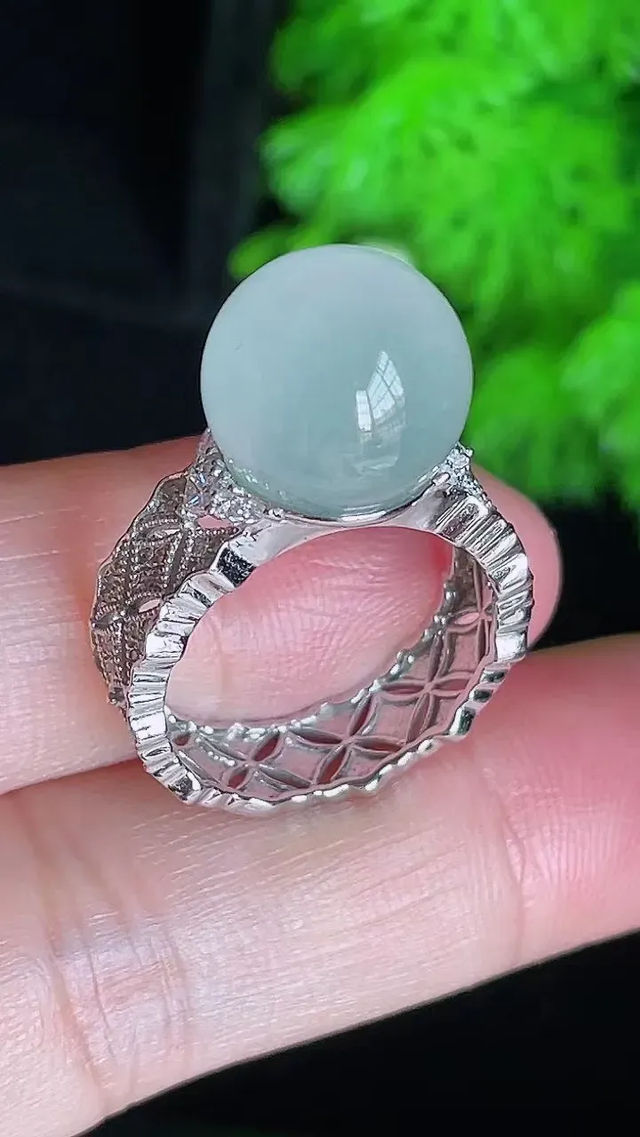 18k镶冰种转运珠戒指
尺寸裸石12mm，圈口15，i21k（纯自然光实拍）