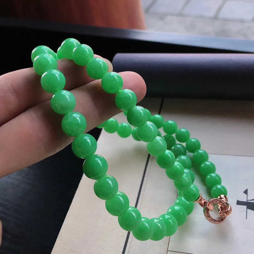 【宝贝】天然翡翠冰润果绿圆珠项链
【尺寸】直径7.8-9.5（㎜）63颗
【描述】糯化种，果绿，玉质温润，色泽迷人，个别轻纹