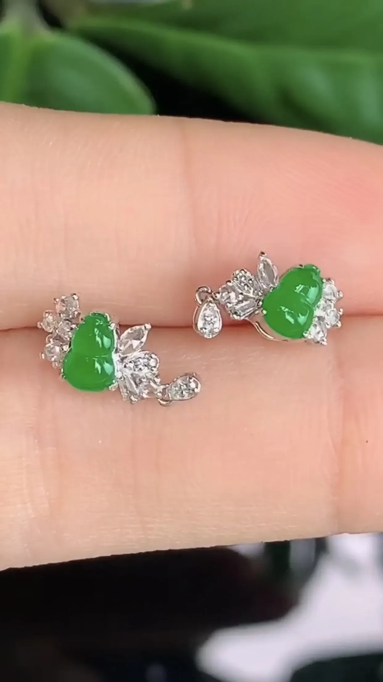 【限时特惠】天然A货翡翠18k金冰润阳绿全胶感葫芦耳钉一对 裸石取一5.5-3mm