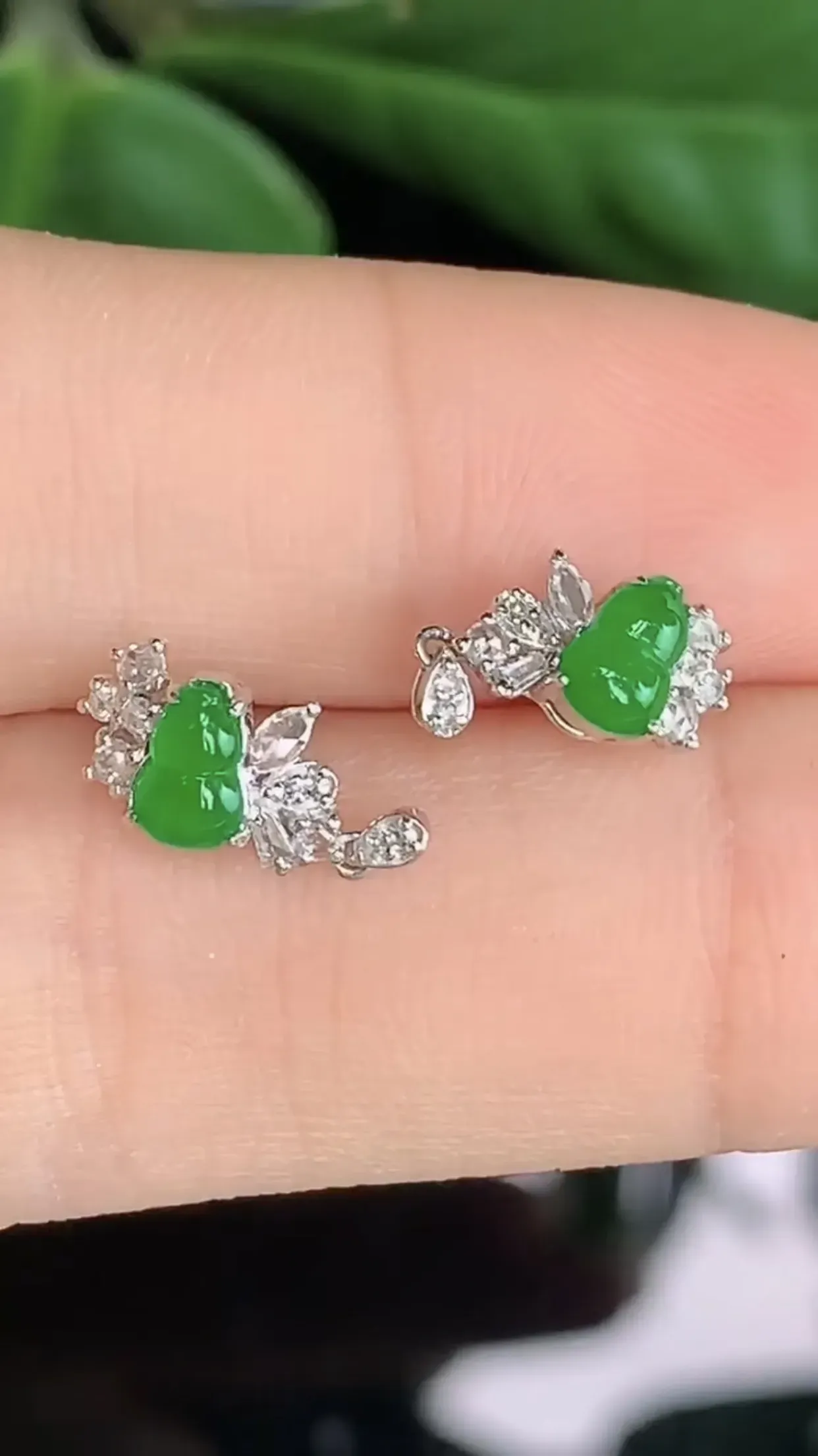 【限时特惠】天然A货翡翠18k金冰润阳绿全胶感葫芦耳钉一对 裸石取一5.5-3mm