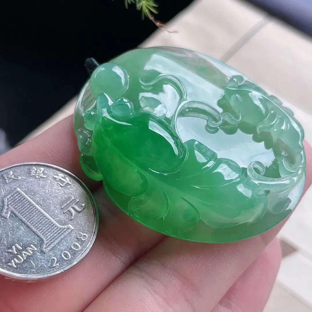 【宝贝】天然翡翠冰润飘绿年年有余挂牌
【尺寸】裸石52*44*18.4（㎜）
【描述】冰糯种，飘绿，玉质温润，颜色迷人，无纹裂