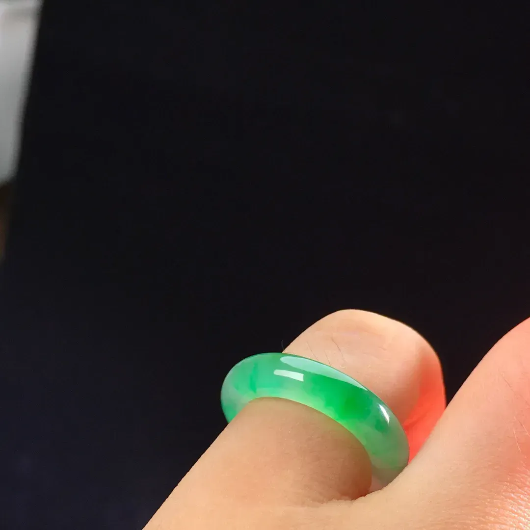 冰种飘绿指环吊坠两用款 尺寸:4.5/3.5    卡尺直径:15.1mm    圈口:9    佩戴漂亮