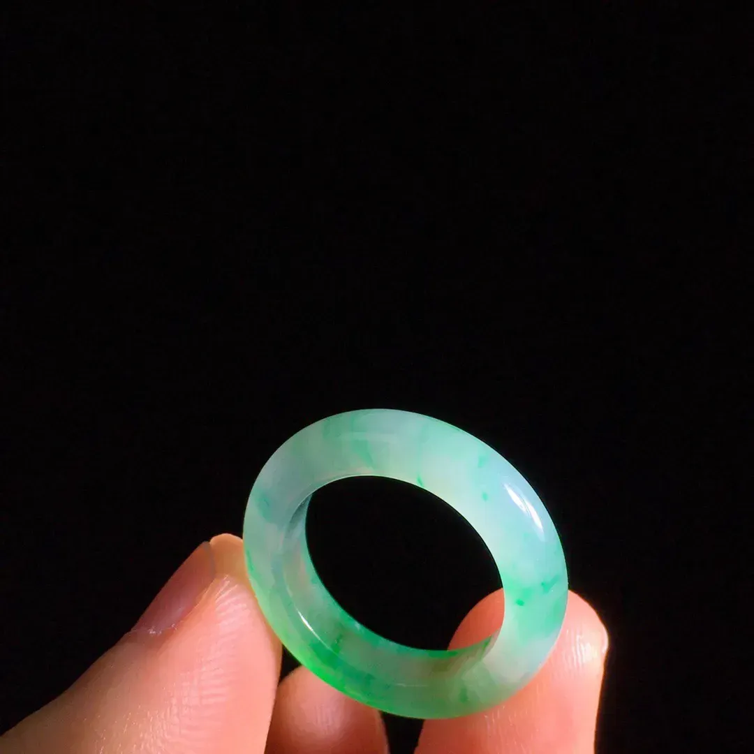 冰种飘绿指环吊坠两用款 尺寸:4.5/3.5    卡尺直径:15.1mm    圈口:9    佩戴漂亮