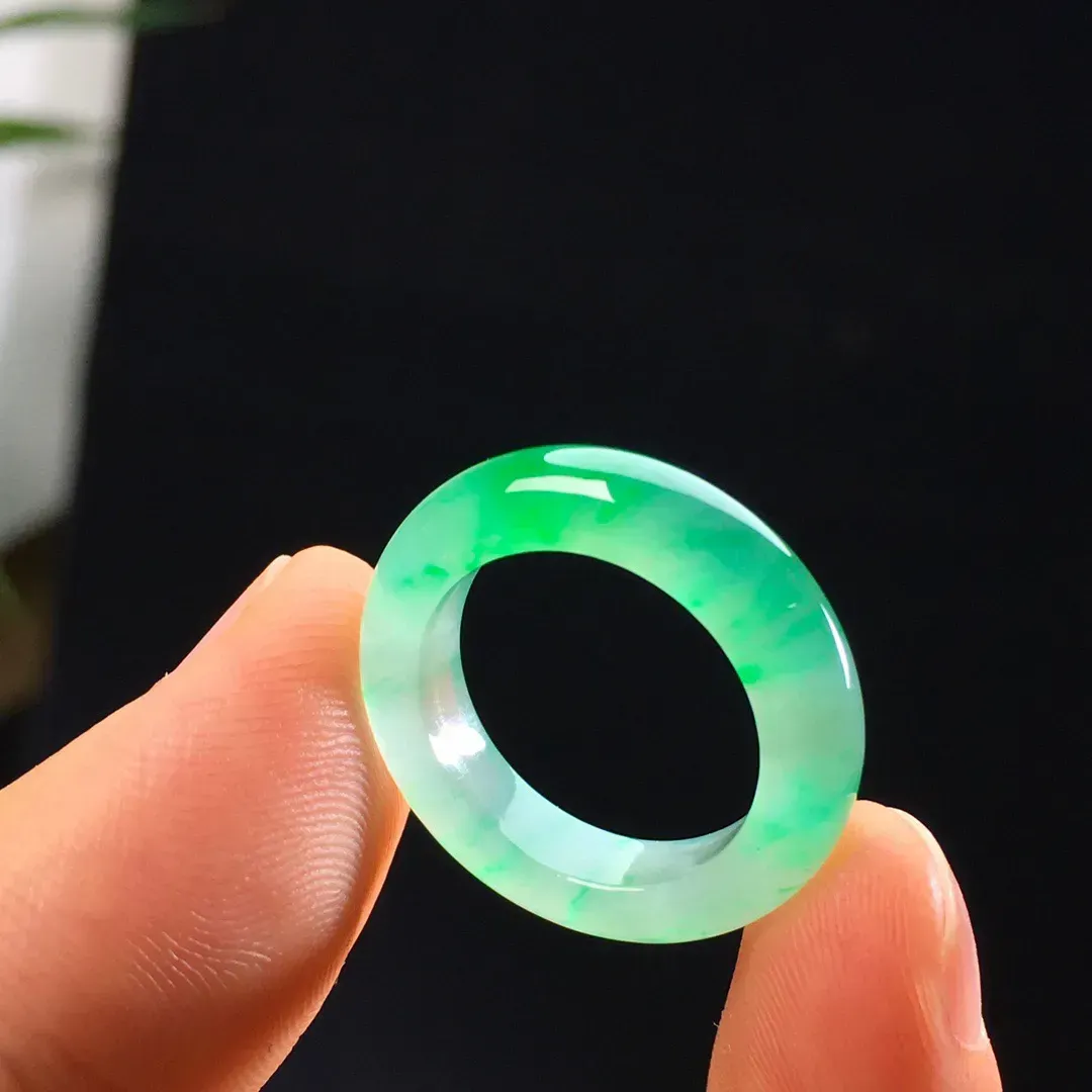 冰种飘绿指环吊坠两用款 尺寸:4.5/3.5    卡尺直径:15.1mm    圈口:9    佩戴漂亮