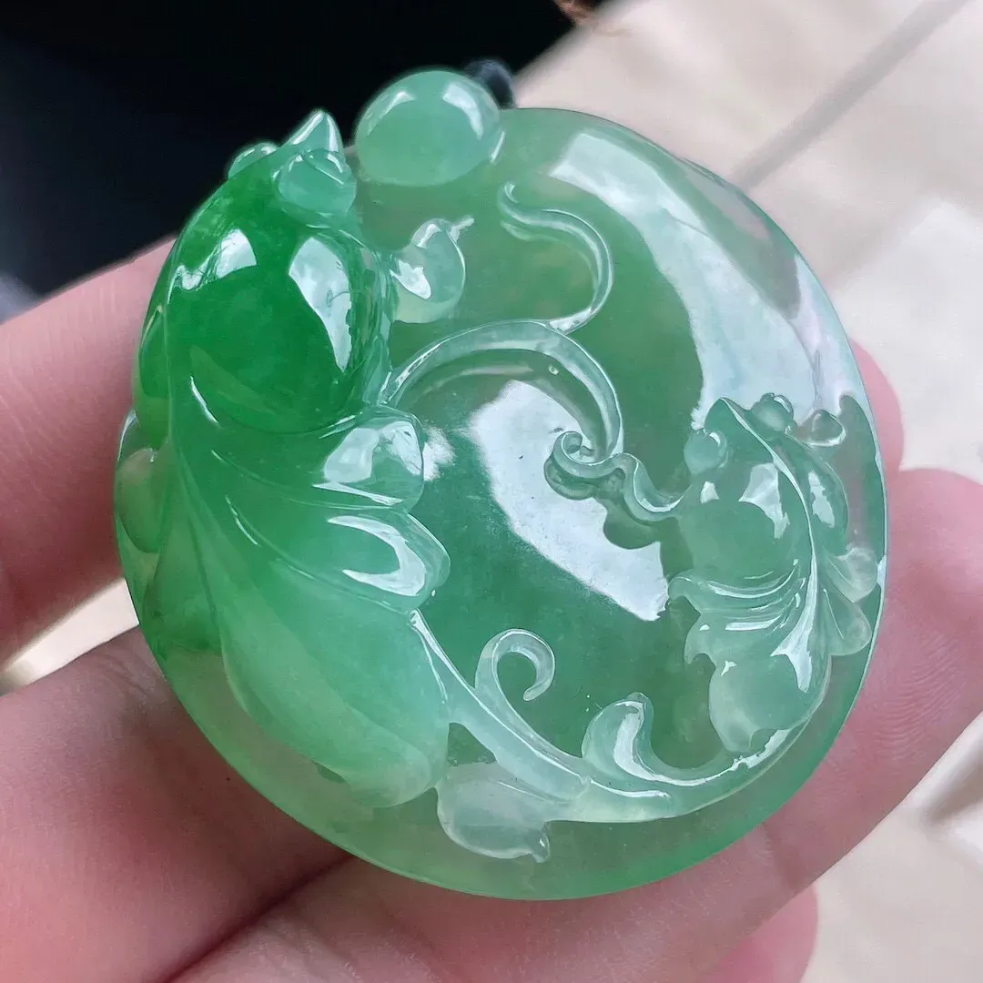 【宝贝】天然翡翠冰润飘绿年年有余挂牌
【尺寸】裸石52*44*18.4（㎜）
【描述】冰糯种，飘绿，玉质温润，颜色迷人，无纹裂