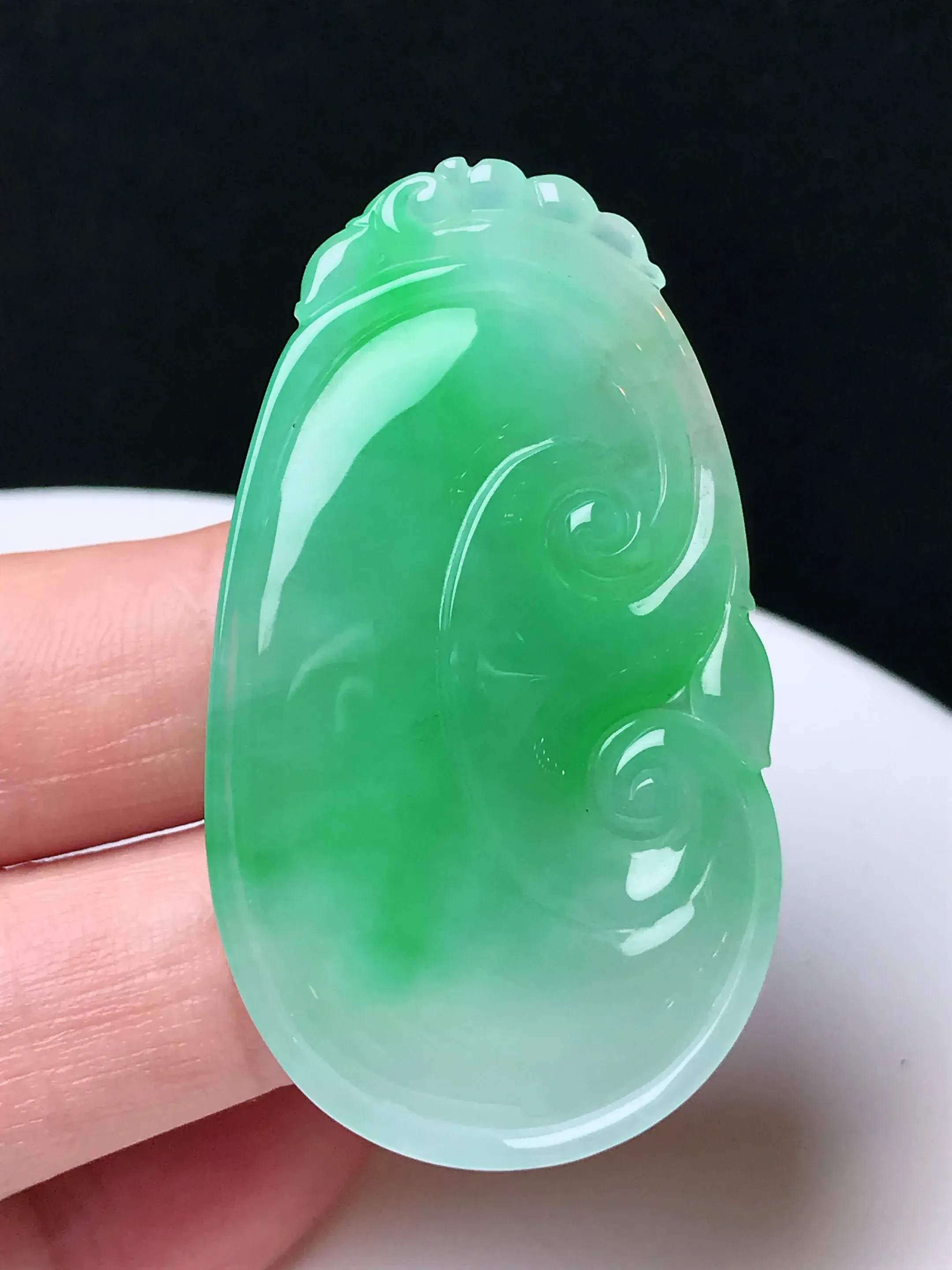 严选推荐万事如意，老坑冰糯种飘花翡翠如意挂件，品相佳，佩戴效果出众，尽显气质。种水上乘，晶莹剔透，起强玻璃光泽。高性价比，高收藏价值，值得入手。裸石尺寸约47.8-27-5.8毫米