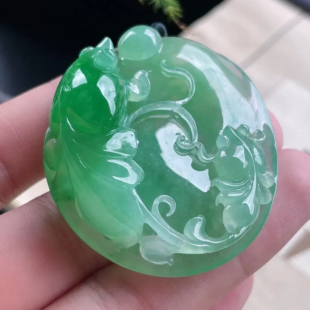 【宝贝】天然翡翠冰润飘绿年年有余挂牌
【尺寸】裸石52*44*18.4（㎜）
【描述】冰糯种，飘绿，玉质温润，颜色迷人，无纹裂