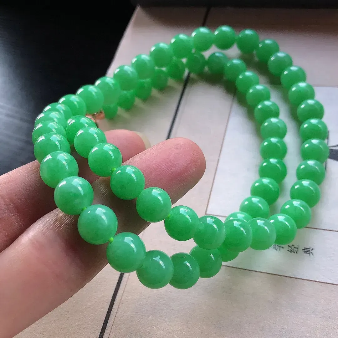 【宝贝】天然翡翠冰润果绿圆珠项链
【尺寸】直径7.8-9.5（㎜）63颗
【描述】糯化种，果绿，玉质温润，色泽迷人，个别轻纹