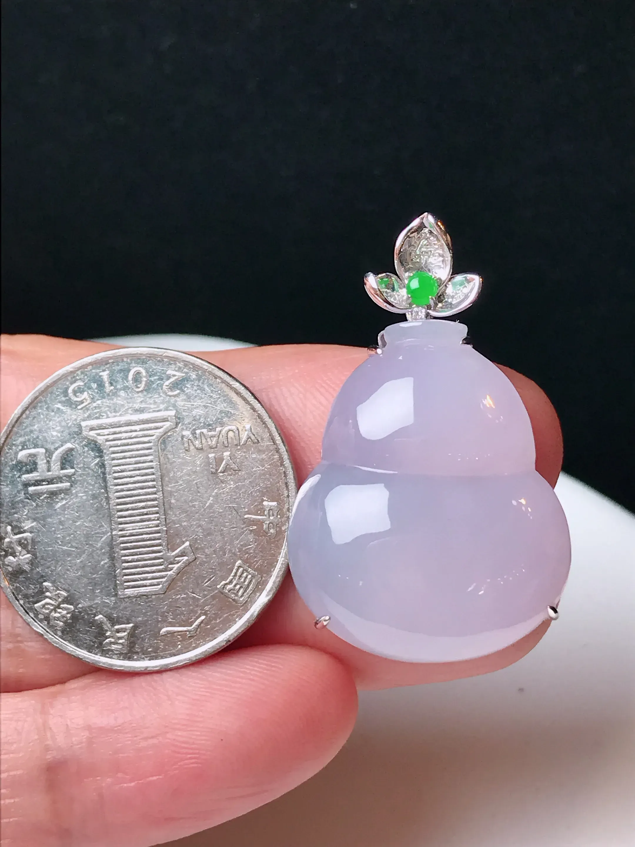 严选推荐 葫芦，老坑冰种紫罗兰葫芦吊坠，裸石饱满圆润，18k金钻镶嵌，品相佳，佩戴效果佳。种水上乘，冰感十足，盈润通透，起强玻璃光泽。收藏价值非常高，值得入手。裸石尺寸约25.3-21毫米