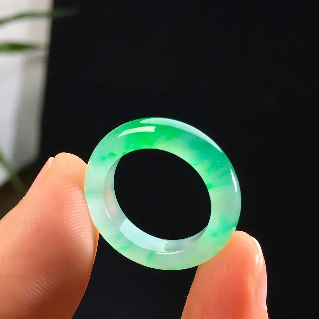 冰种飘绿指环吊坠两用款 尺寸:4.5/3.5    卡尺直径:15.1mm    圈口:9    佩