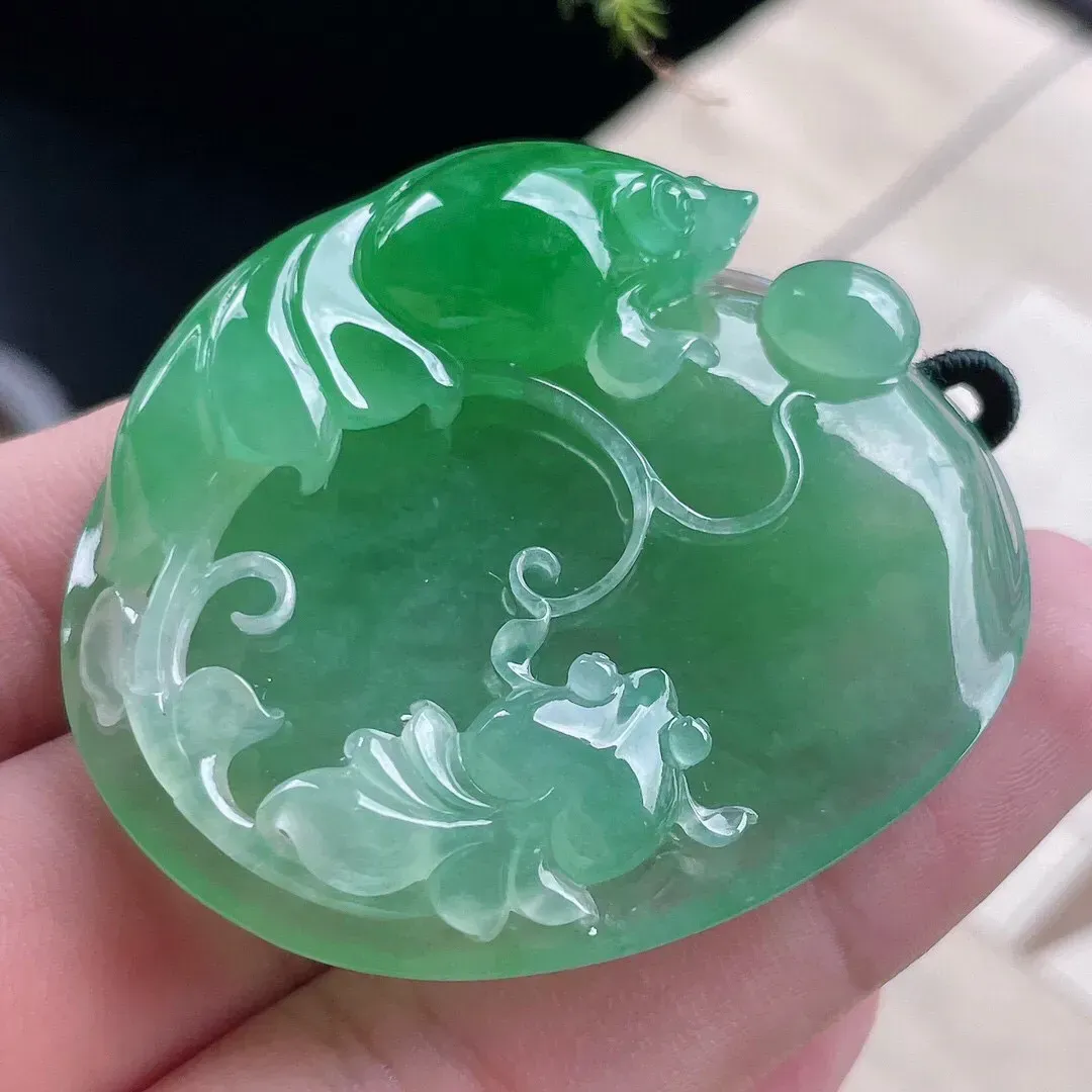 【宝贝】天然翡翠冰润飘绿年年有余挂牌
【尺寸】裸石52*44*18.4（㎜）
【描述】冰糯种，飘绿，玉质温润，颜色迷人，无纹裂