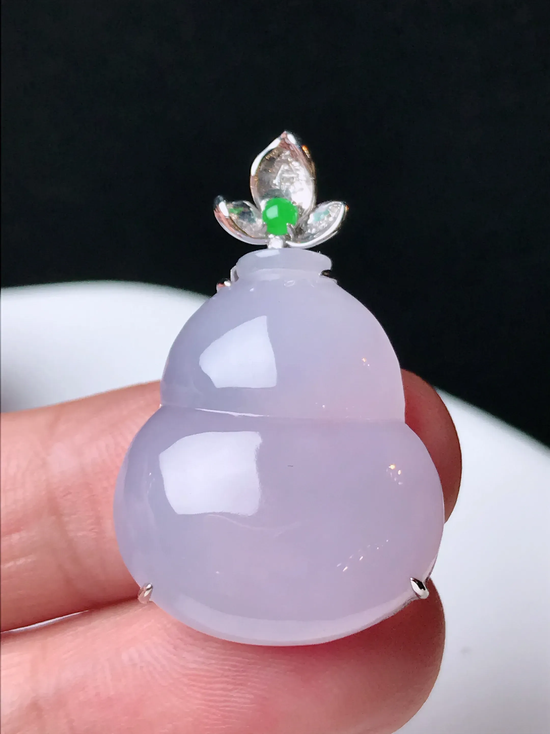 严选推荐 葫芦，老坑冰种紫罗兰葫芦吊坠，裸石饱满圆润，18k金钻镶嵌，品相佳，佩戴效果佳。种水上乘，冰感十足，盈润通透，起强玻璃光泽。收藏价值非常高，值得入手。裸石尺寸约25.3-21毫米
