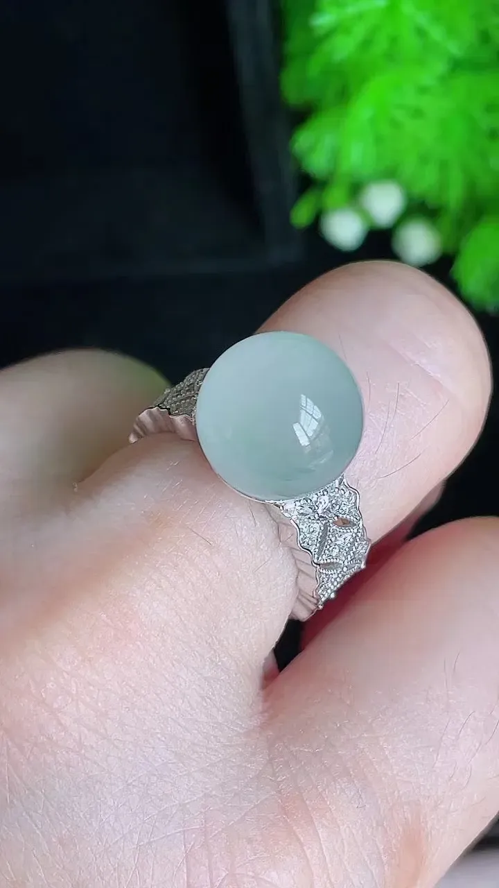 18k镶冰种转运珠戒指
尺寸裸石12mm，圈口15，i21k（纯自然光实拍）