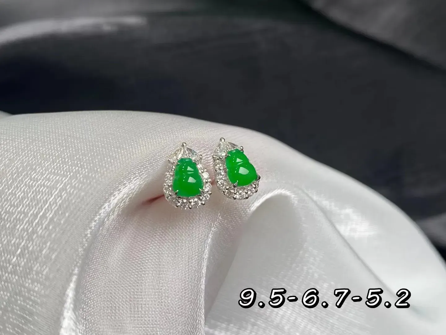 【限时特惠】优选推荐冰阳绿（福禄）葫芦耳钉耳坠，18k金镶嵌，冰清水润，品相佳，颜色靓丽，精致新颖，佩戴时尚出众，尺寸：9.5-6.7-5.2毫米