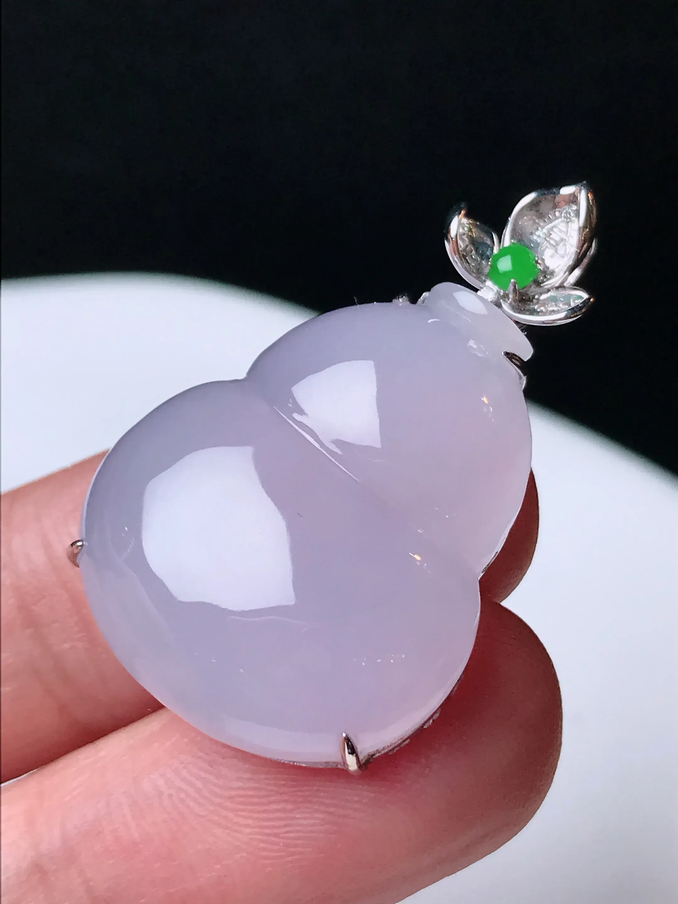严选推荐 葫芦，老坑冰种紫罗兰葫芦吊坠，裸石饱满圆润，18k金钻镶嵌，品相佳，佩戴效果佳。种水上乘，冰感十足，盈润通透，起强玻璃光泽。收藏价值非常高，值得入手。裸石尺寸约25.3-21毫米