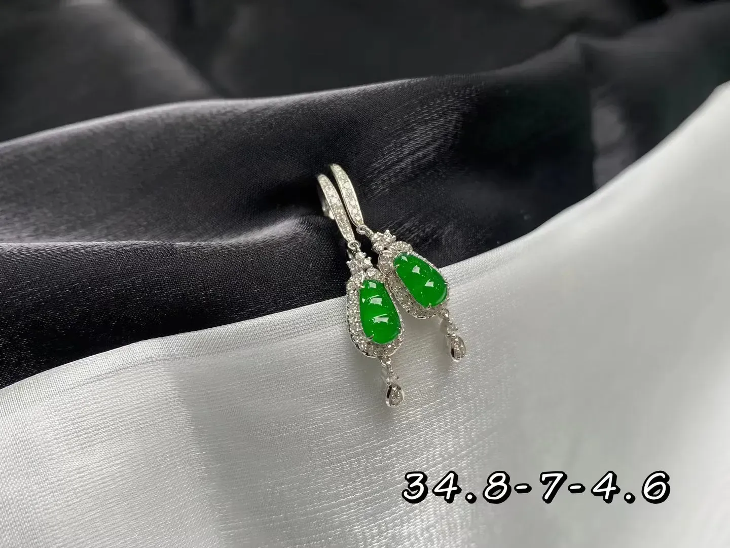 优选推荐冰阳绿福豆耳钉耳坠，18k金镶嵌，冰清水润，品相佳，颜色靓丽，精致新颖，佩戴时尚出众。尺寸：34.8-7-4.6毫米