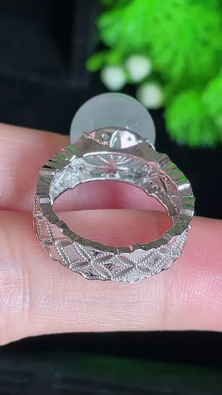 18k镶冰种转运珠戒指
尺寸裸石12mm，圈口15，i21k（纯自然光实拍）
