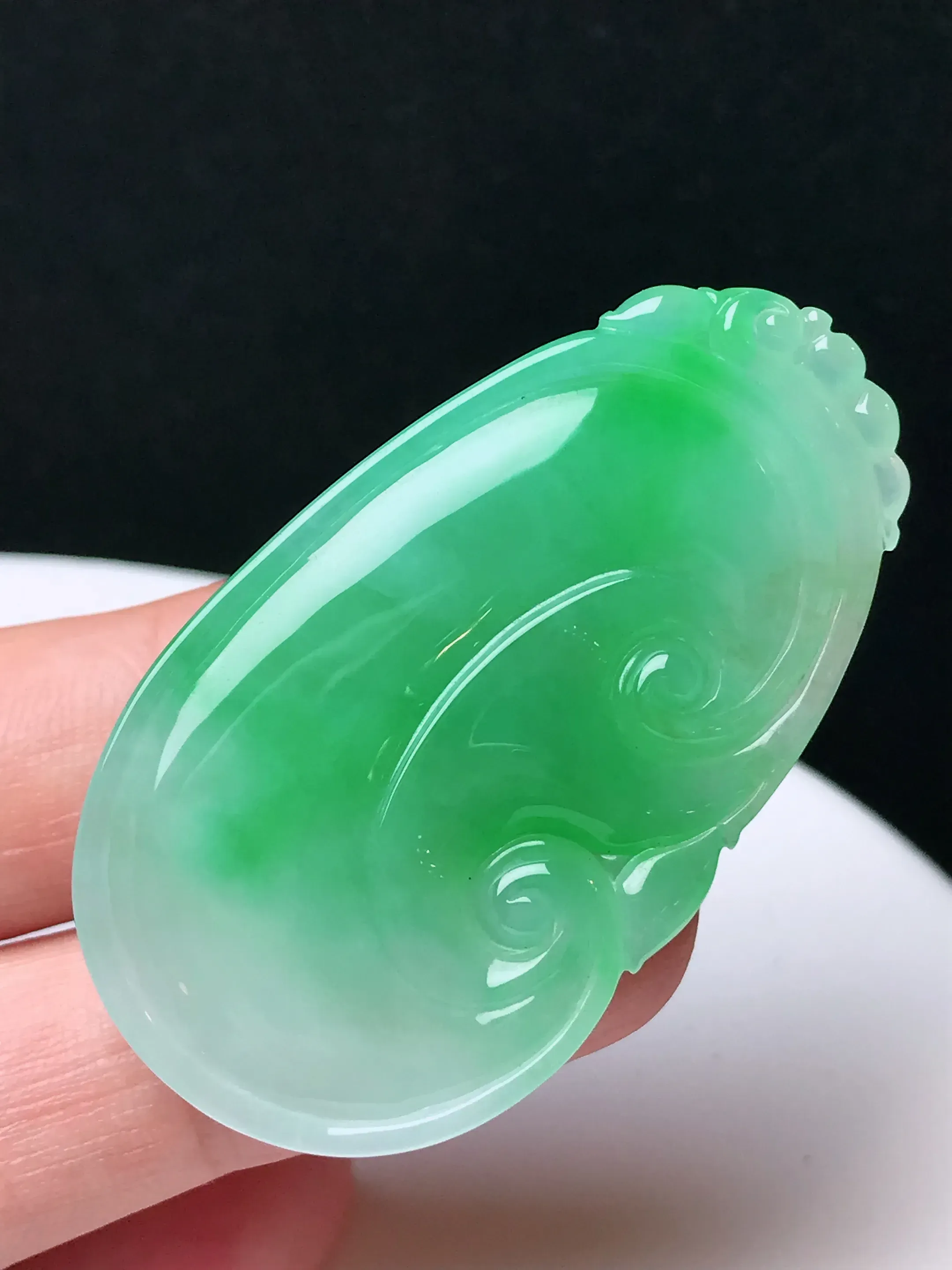 严选推荐万事如意，老坑冰糯种飘花翡翠如意挂件，品相佳，佩戴效果出众，尽显气质。种水上乘，晶莹剔透，起强玻璃光泽。高性价比，高收藏价值，值得入手。裸石尺寸约47.8-27-5.8毫米