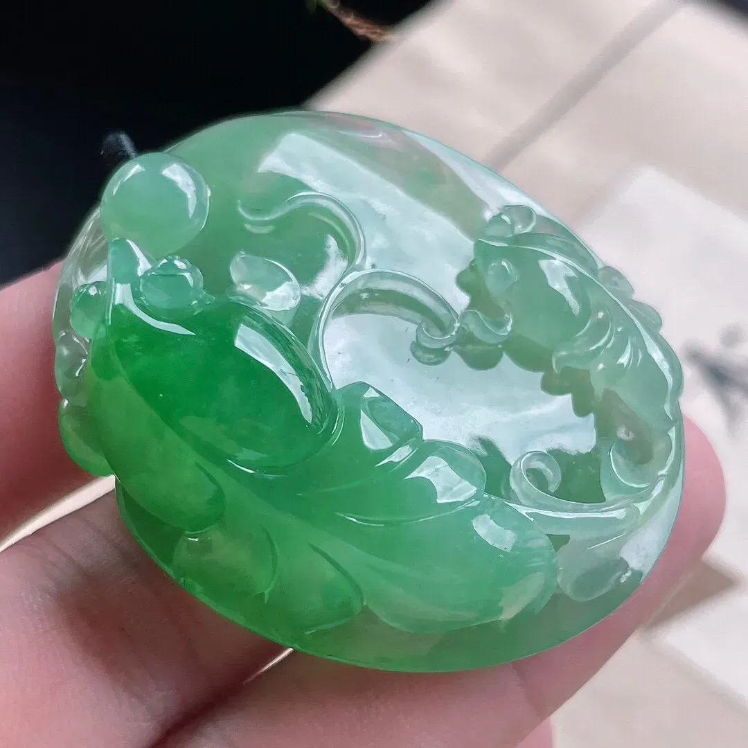 【宝贝】天然翡翠冰润飘绿年年有余挂牌
【尺寸】裸石52*44*18.4（㎜）
【描述】冰糯种，飘绿，玉质温润，颜色迷人，无纹裂