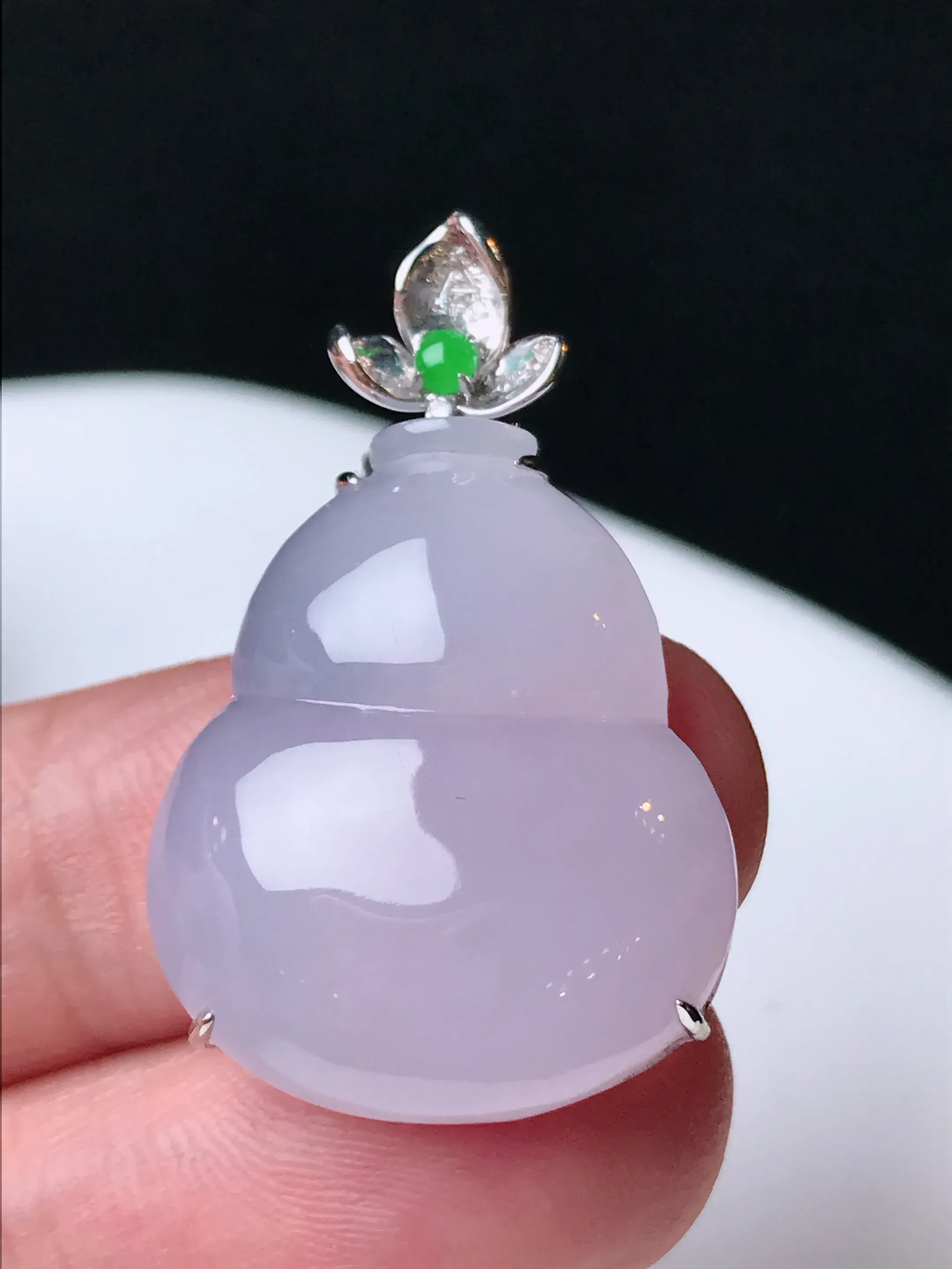 严选推荐 葫芦，老坑冰种紫罗兰葫芦吊坠，裸石饱满圆润，18k金钻镶嵌，品相佳，佩戴效果佳。种水上乘，冰感十足，盈润通透，起强玻璃光泽。收藏价值非常高，值得入手。裸石尺寸约25.3-21毫米