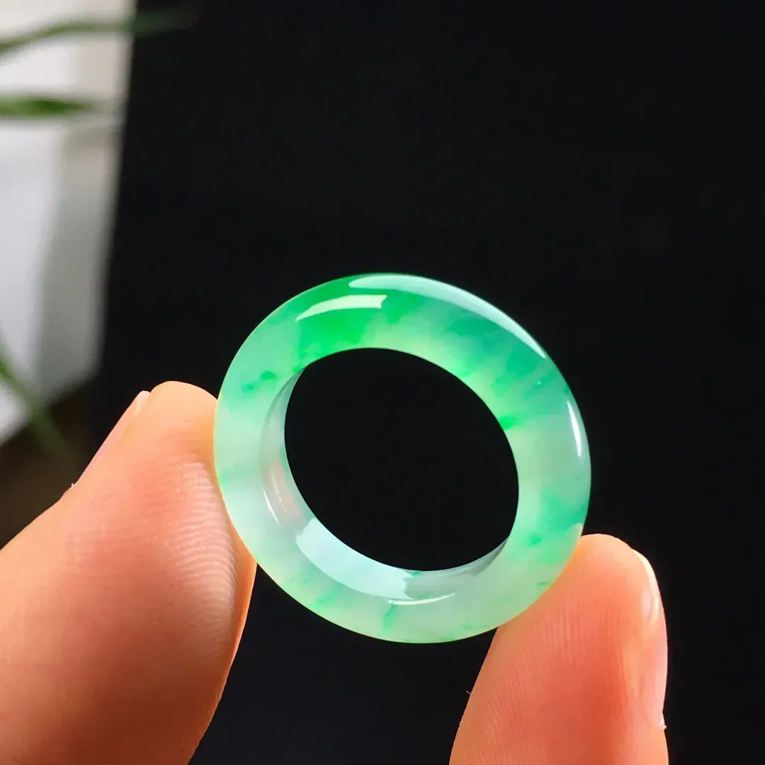 冰种飘绿指环吊坠两用款 尺寸:4.5/3.5    卡尺直径:15.1mm    圈口:9    佩戴漂亮