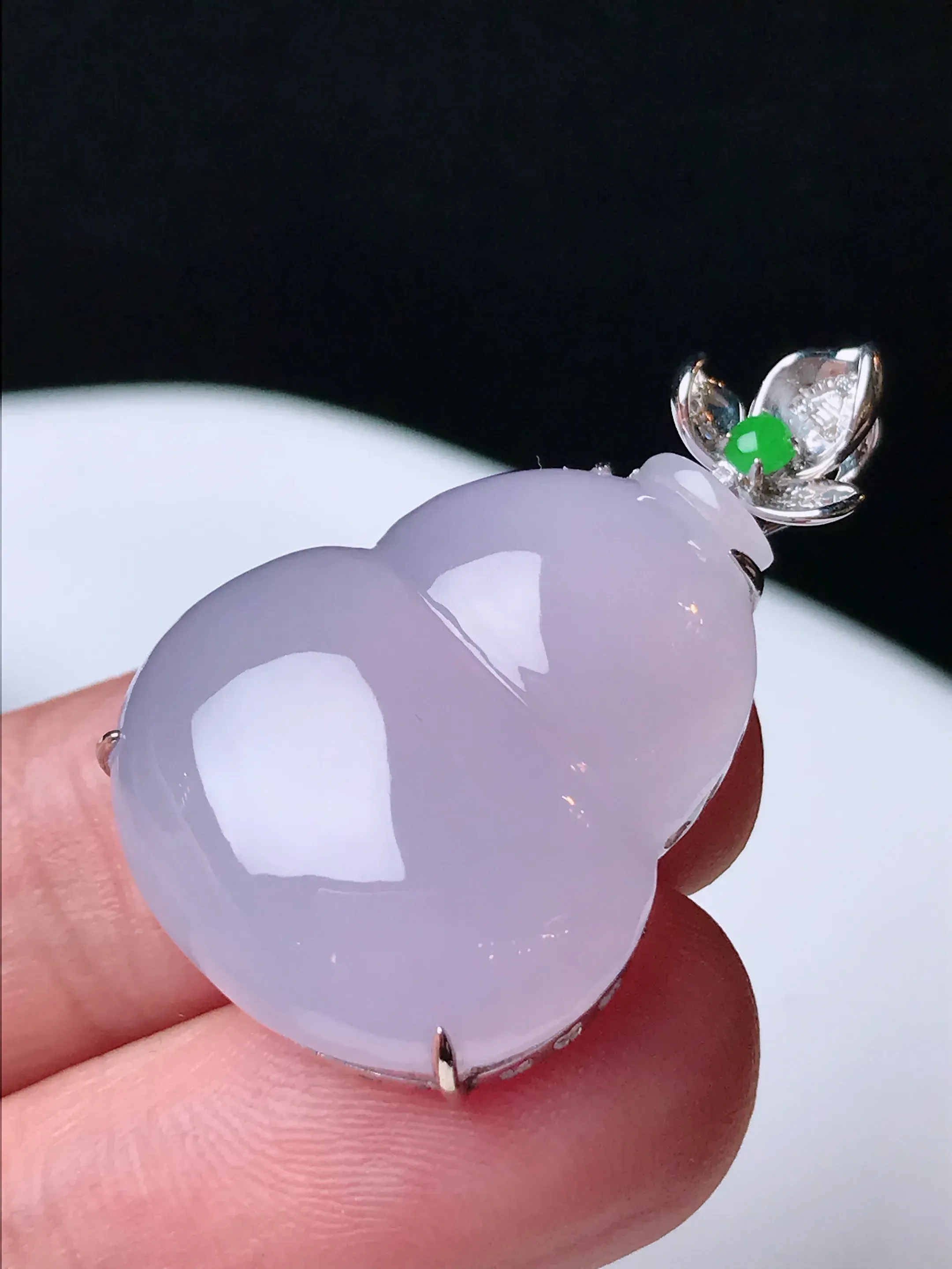 严选推荐 葫芦，老坑冰种紫罗兰葫芦吊坠，裸石饱满圆润，18k金钻镶嵌，品相佳，佩戴效果佳。种水上乘，冰感十足，盈润通透，起强玻璃光泽。收藏价值非常高，值得入手。裸石尺寸约25.3-21毫米